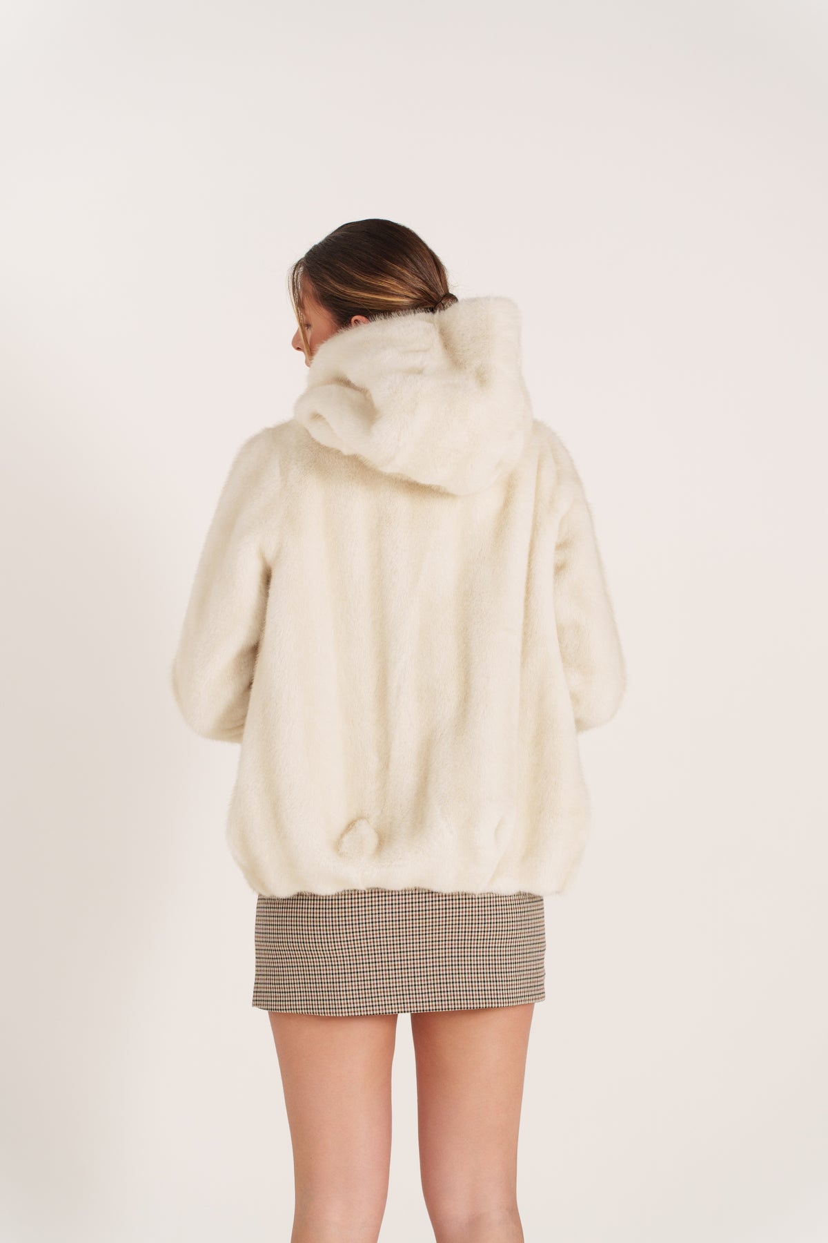 LISANDRA veste courte fausse fourrure poil long capuche beige femme - Escandelle Paris (dos)
#couleur_beige