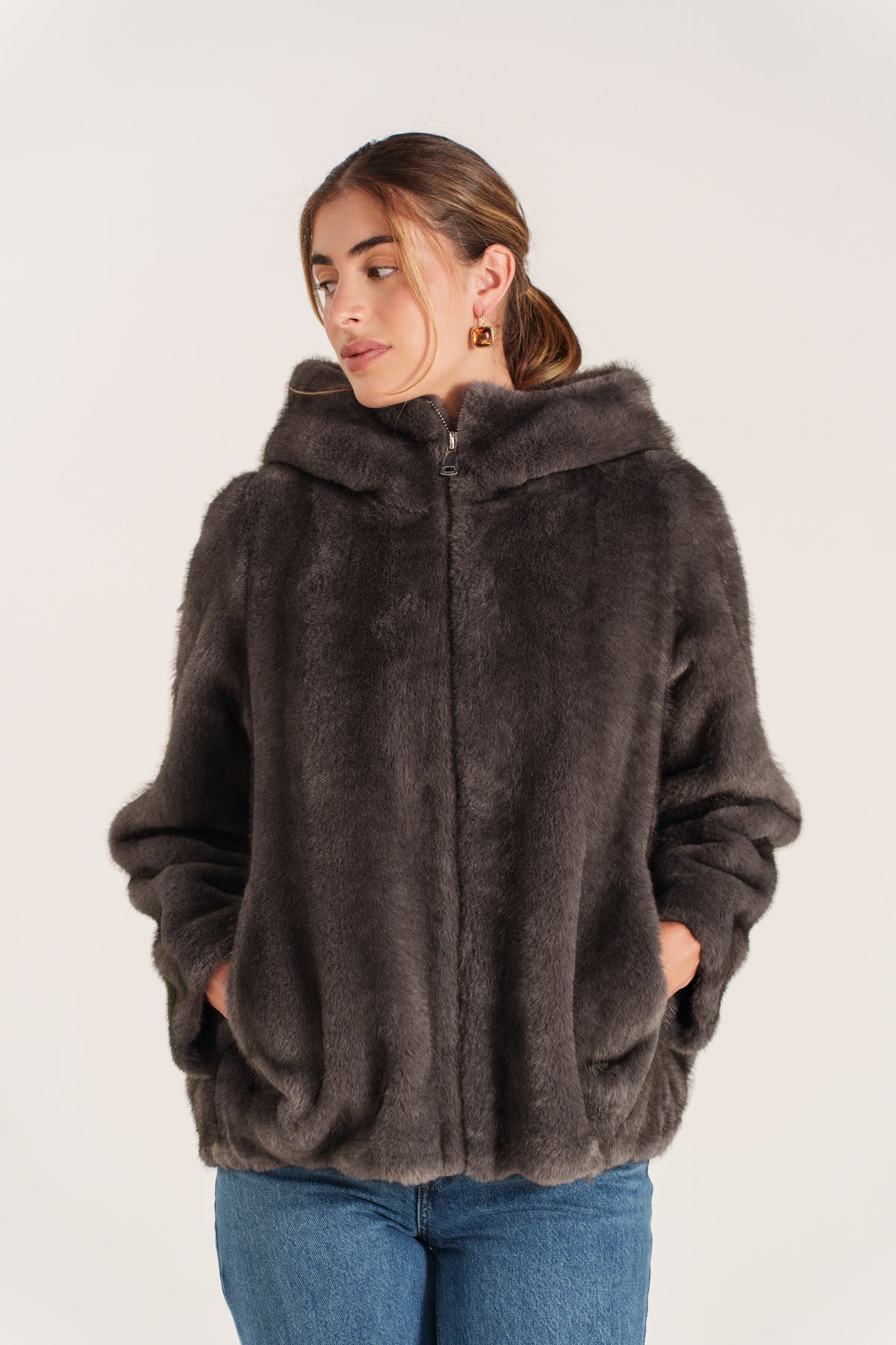 LISANDRA veste courte fausse fourrure poil long capuche gris femme - Escandelle Paris (portrait)
#couleur_gris