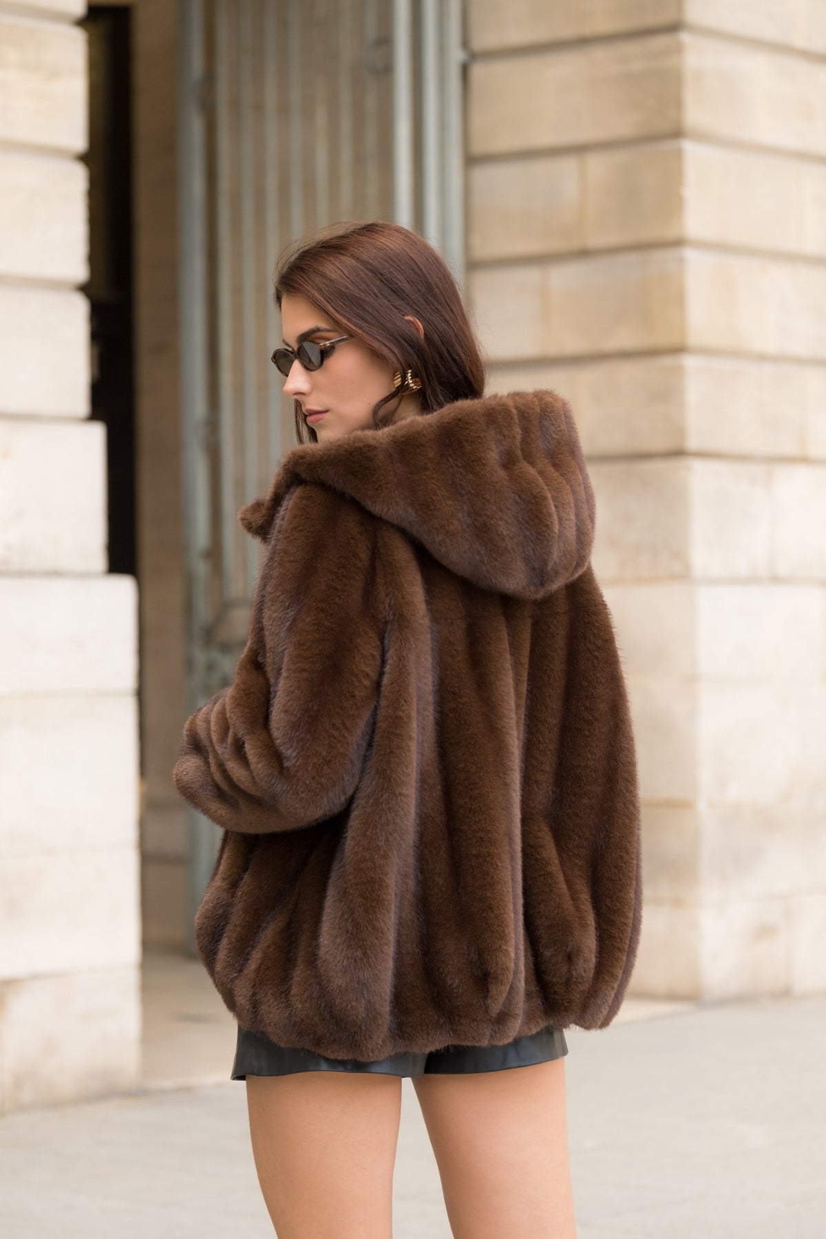 LISANDRA veste courte fausse fourrure poil long capuche choco femme - Escandelle Paris (dos)
#couleur_choco