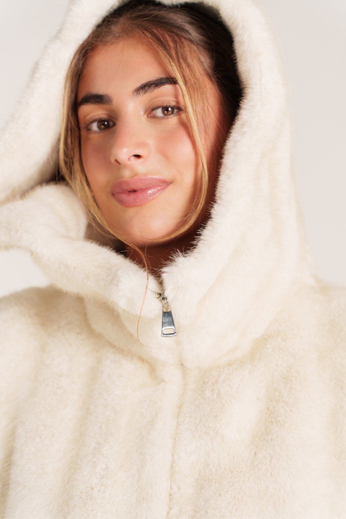 LAURINE veste courte fausse fourrure poil ras capuche beige femme - Escandelle Paris (gros plan détails matière)
#couleur_beige