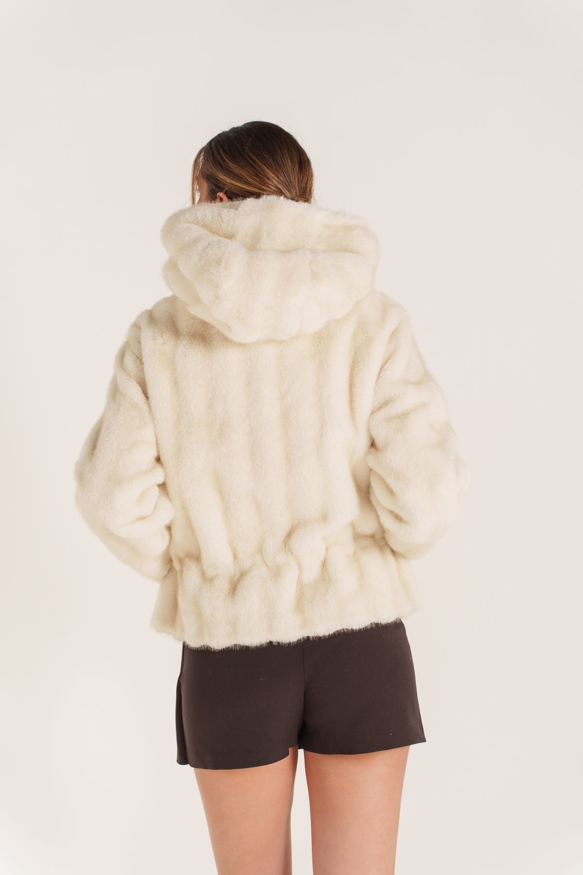 LAURINE veste courte fausse fourrure poil ras capuche beige femme - Escandelle Paris (dos)
#couleur_beige