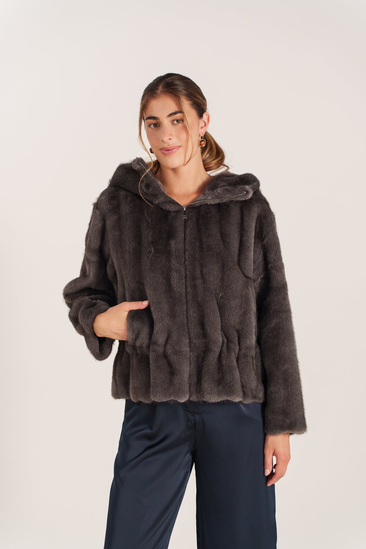 LAURINE veste courte fausse fourrure poil ras capuche gris femme - Escandelle Paris (silhouette entière)
#couleur_gris