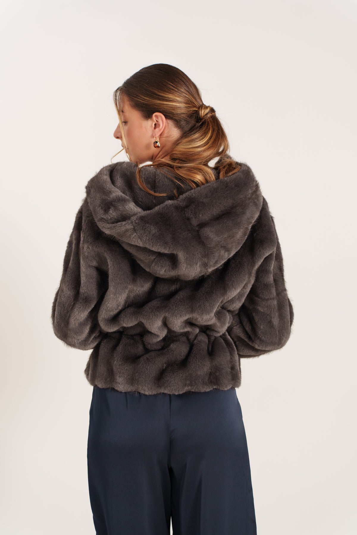 LAURINE veste courte fausse fourrure poil ras capuche gris femme - Escandelle Paris (dos)
#couleur_gris