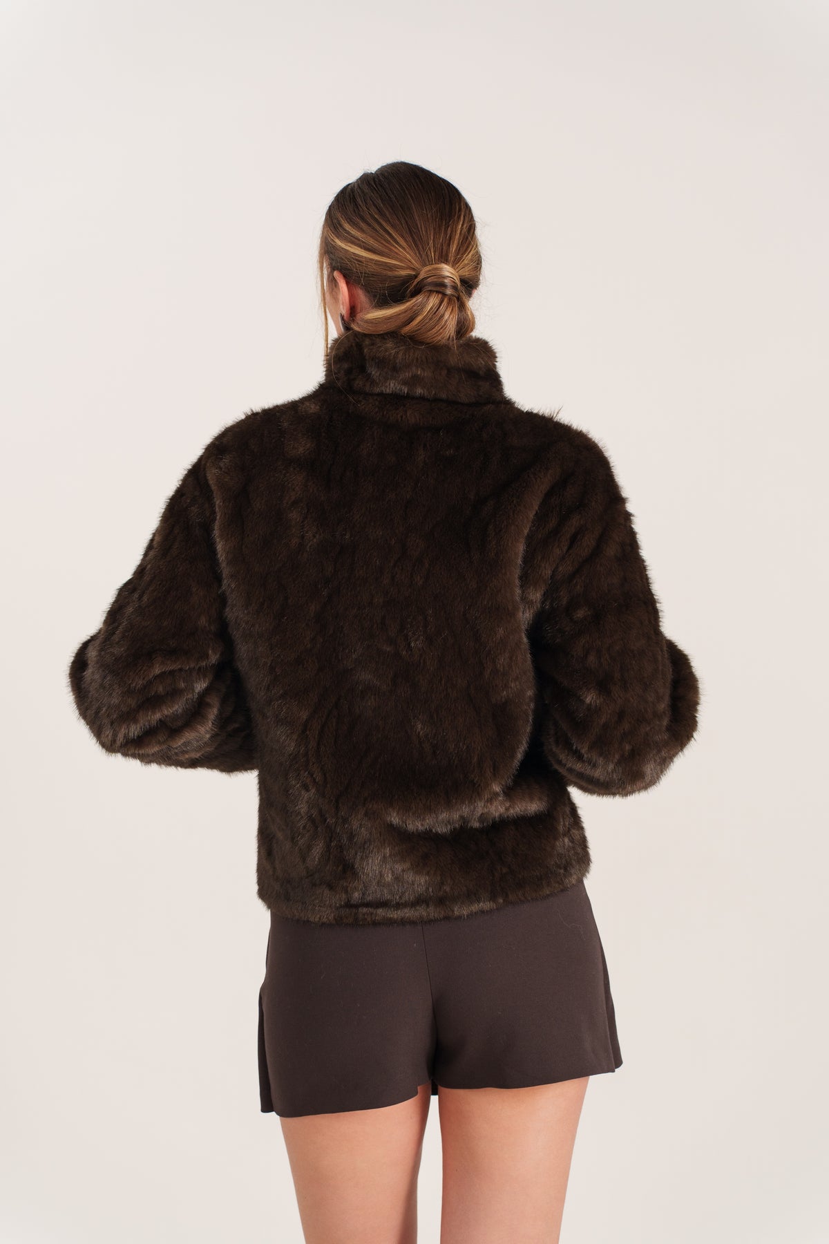 ROXANNE veste courte fausse fourrure col chemise boutonnée choco femme - Escandelle Paris (dos)
#couleur_choco