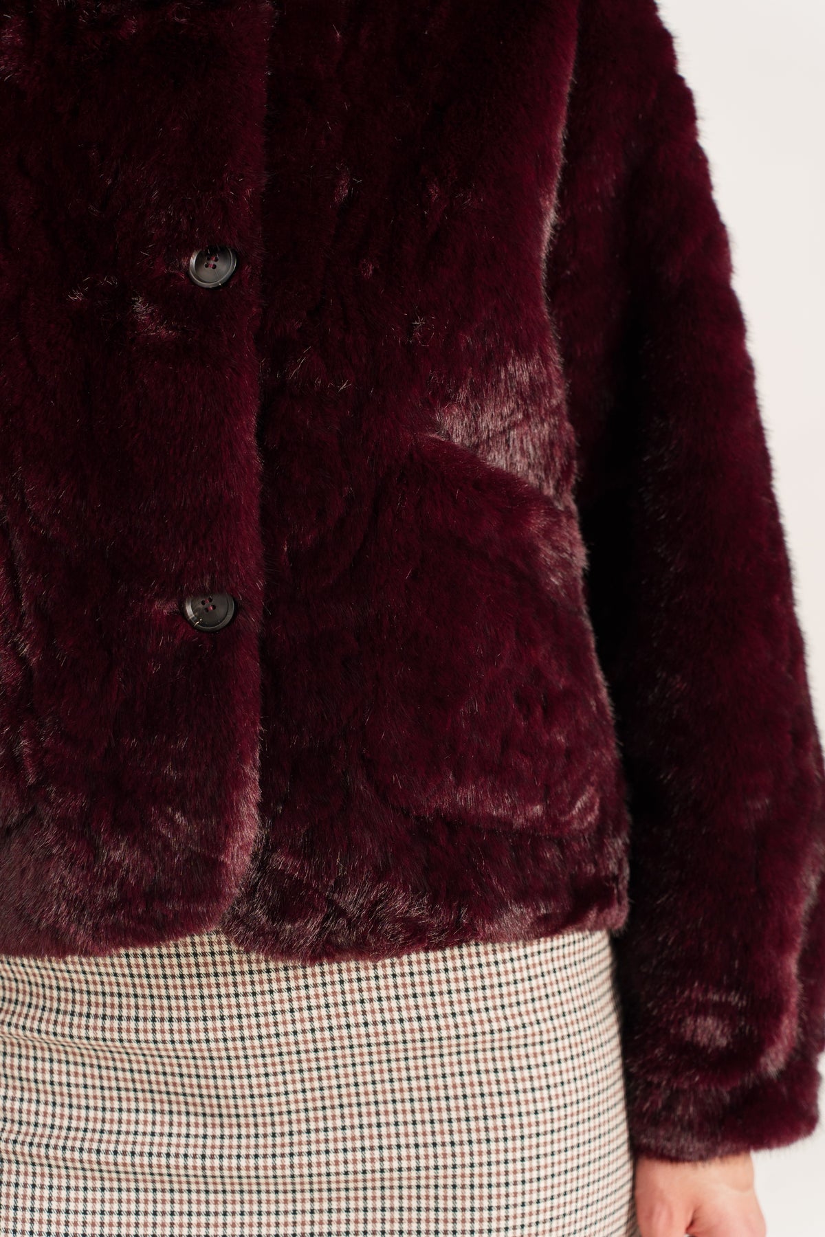 ROXANNE veste courte fausse fourrure col chemise boutonnée bordeaux femme - Escandelle Paris (gros plan détails matière)
#couleur_bordeaux