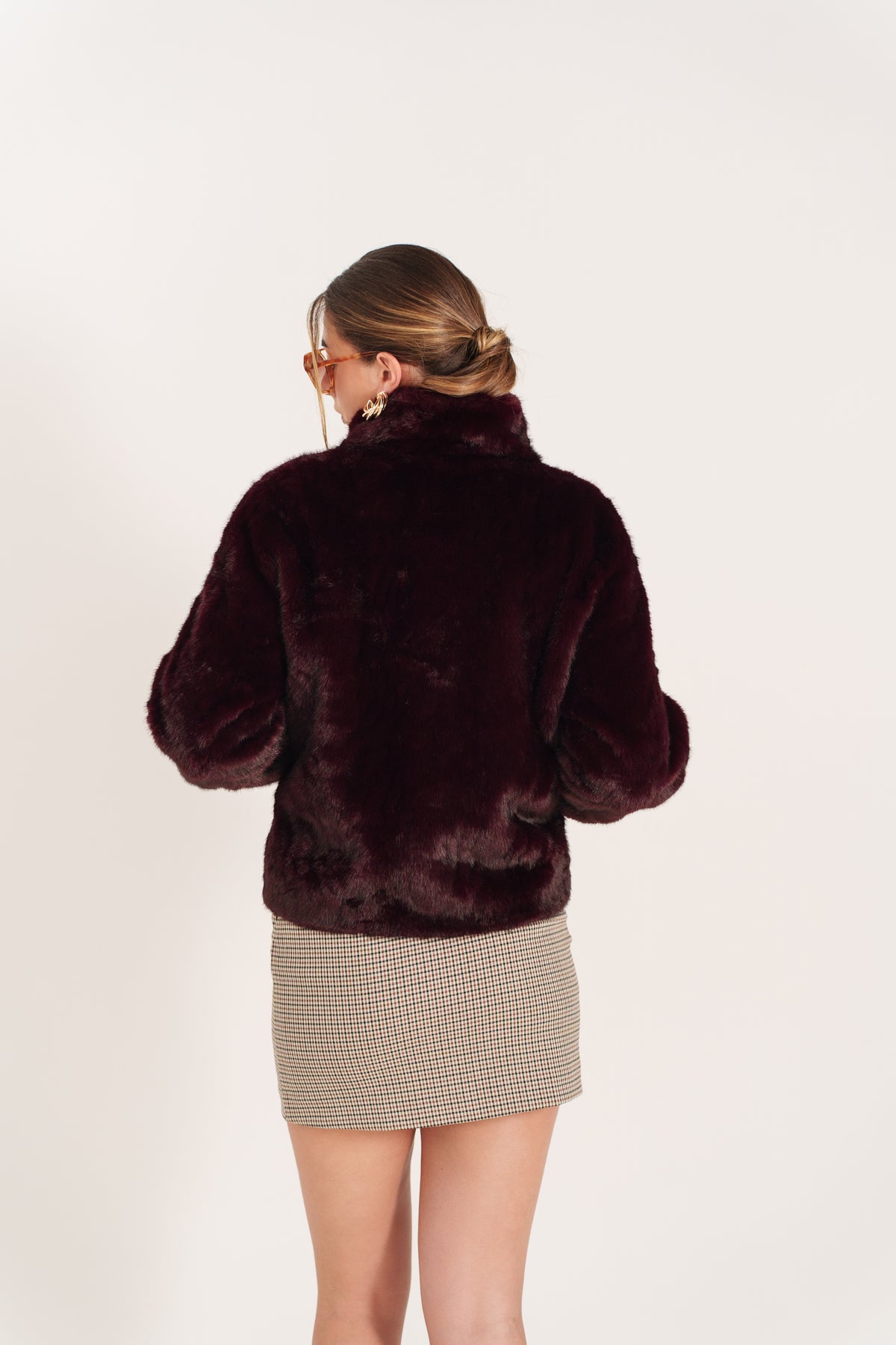 ROXANNE veste courte fausse fourrure col chemise boutonnée bordeaux femme - Escandelle Paris (dos)
#couleur_bordeaux