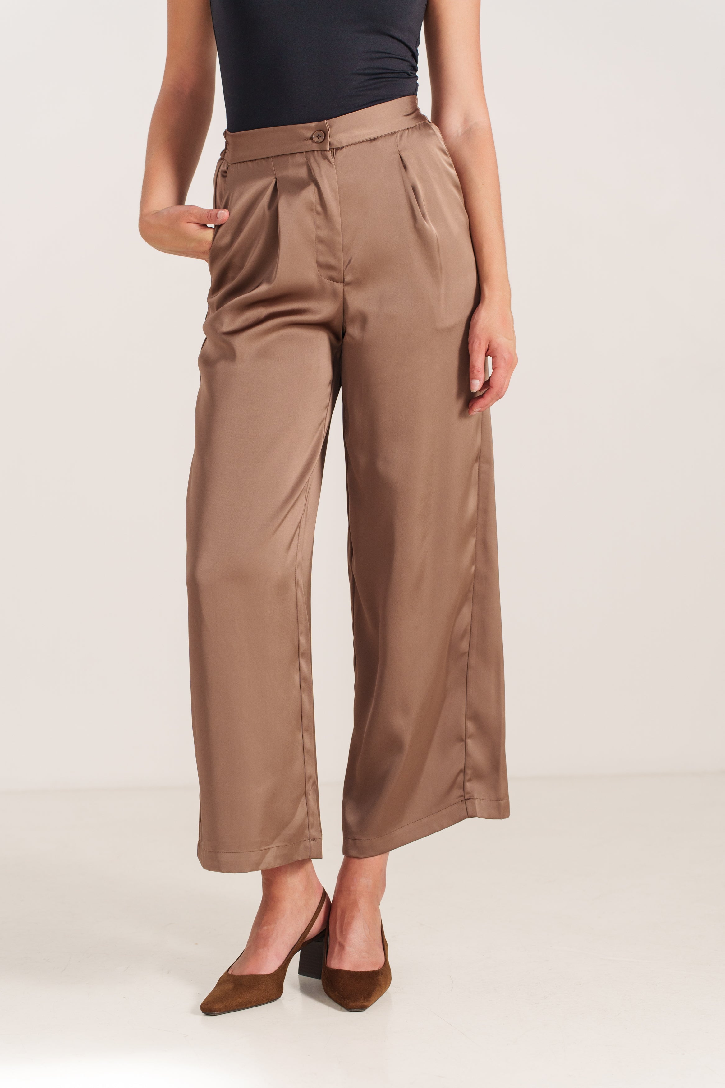 JULIANA pantalon large satin fluide poches choco femme - Escandelle Paris (profil gauche)
#couleur_choco
