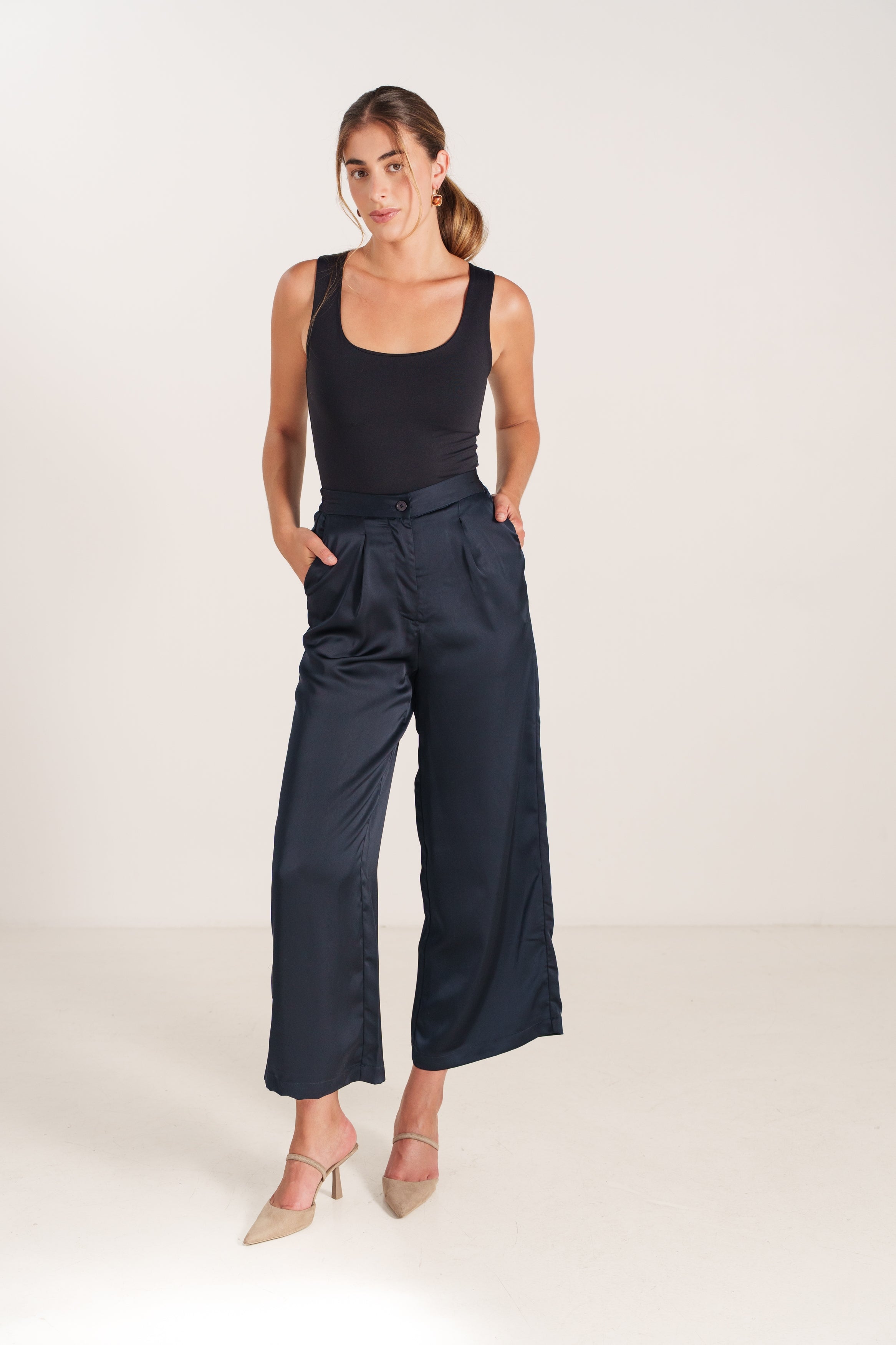 JULIANA pantalon large satin fluide poches marine femme - Escandelle Paris (silhouette entière)
#couleur_marine