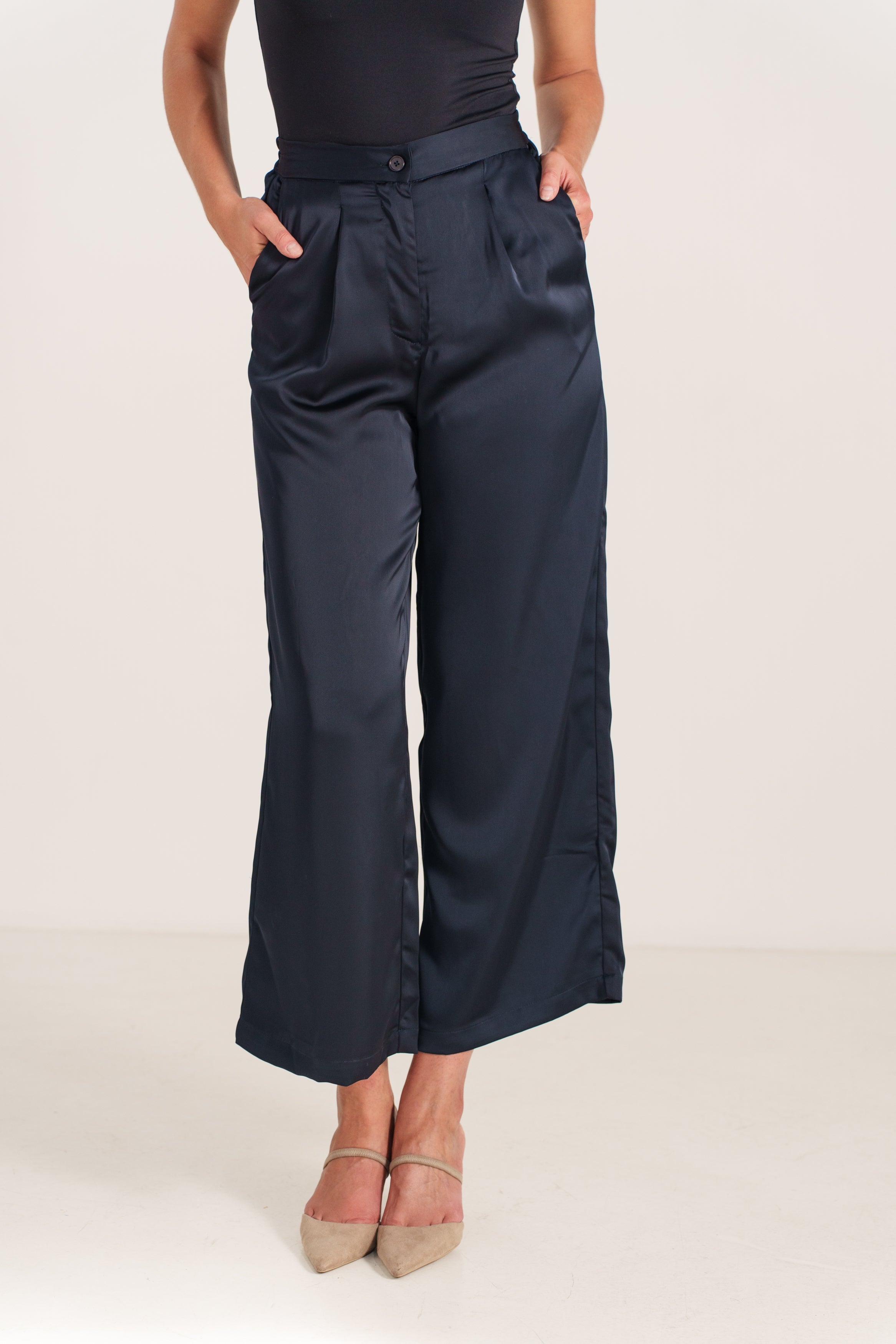 JULIANA pantalon large satin fluide poches marine femme - Escandelle Paris (profil gauche)
#couleur_marine