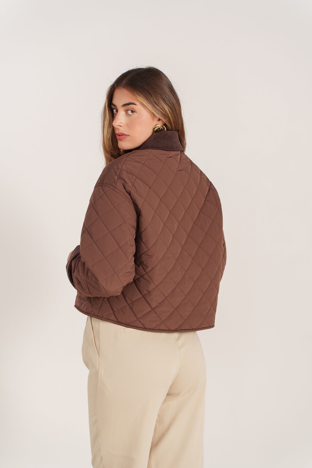 LIANNE blouson court matelassé col velours côtelé choco femme - Escandelle Paris (dos)
#couleur_choco