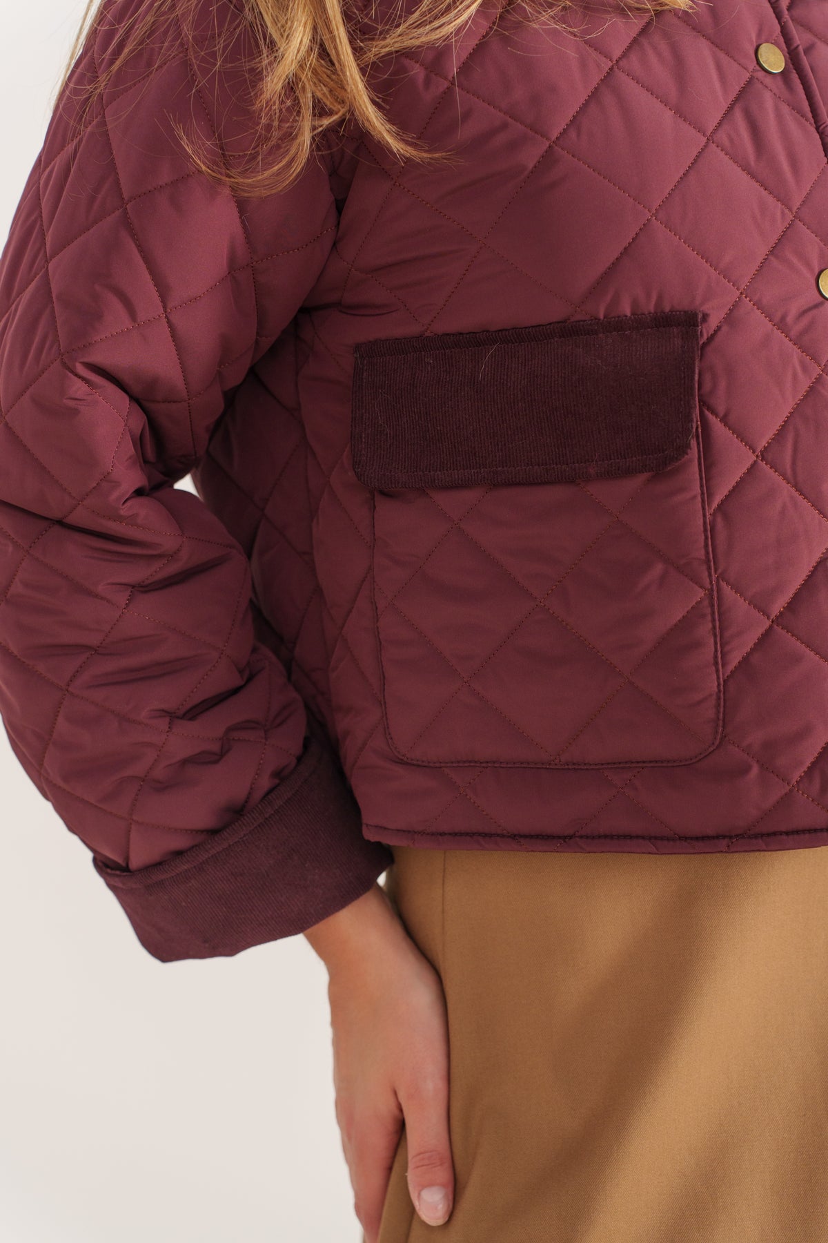 LIANNE blouson court matelassé col velours côtelé bordeaux femme - Escandelle Paris (gros plan détails matière)
#couleur_bordeaux