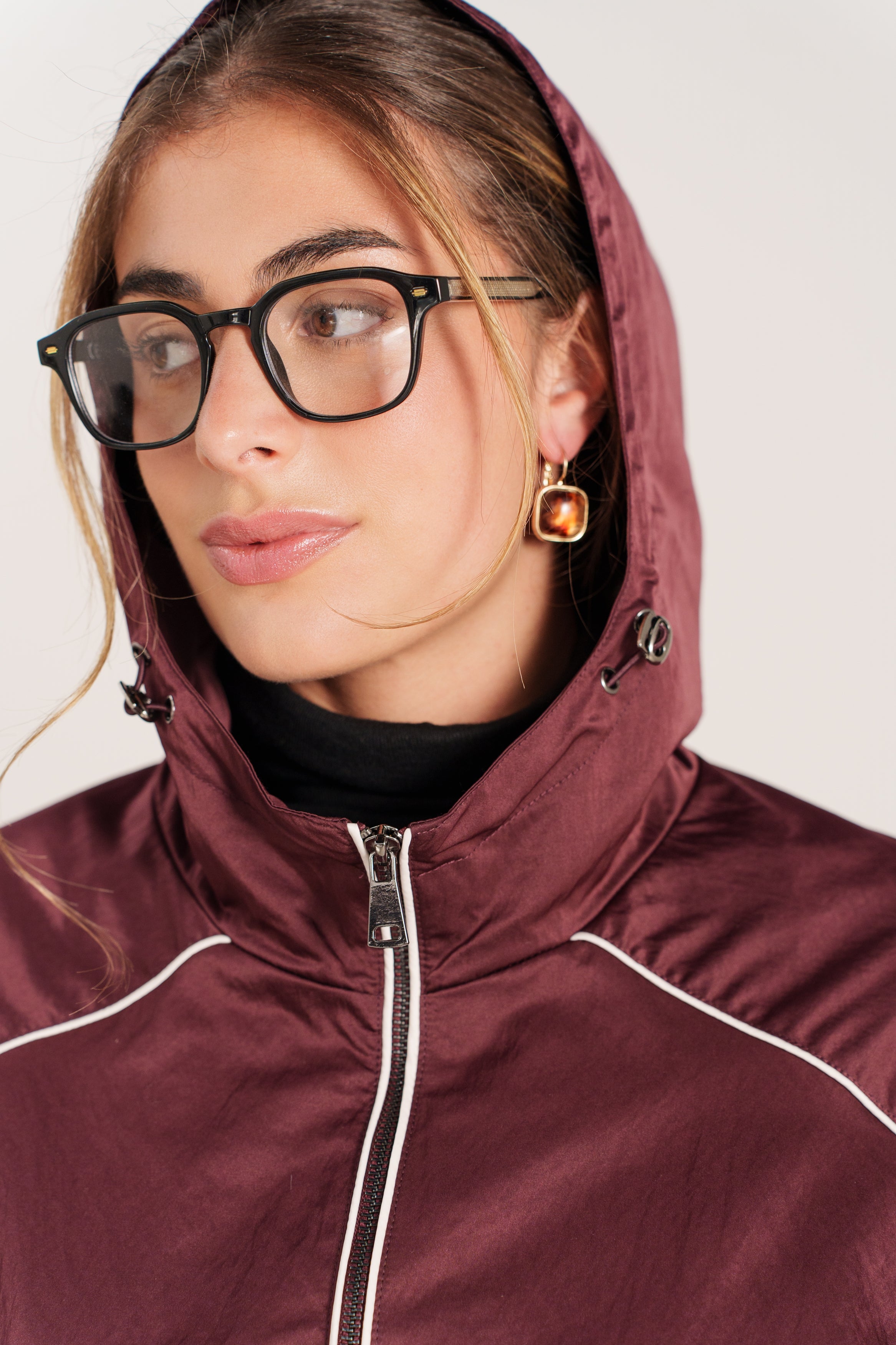 MARIANE blouson bomber court sportswear uni lie de vin femme - Escandelle Paris (gros plan détails matière)
#couleur_liedevin