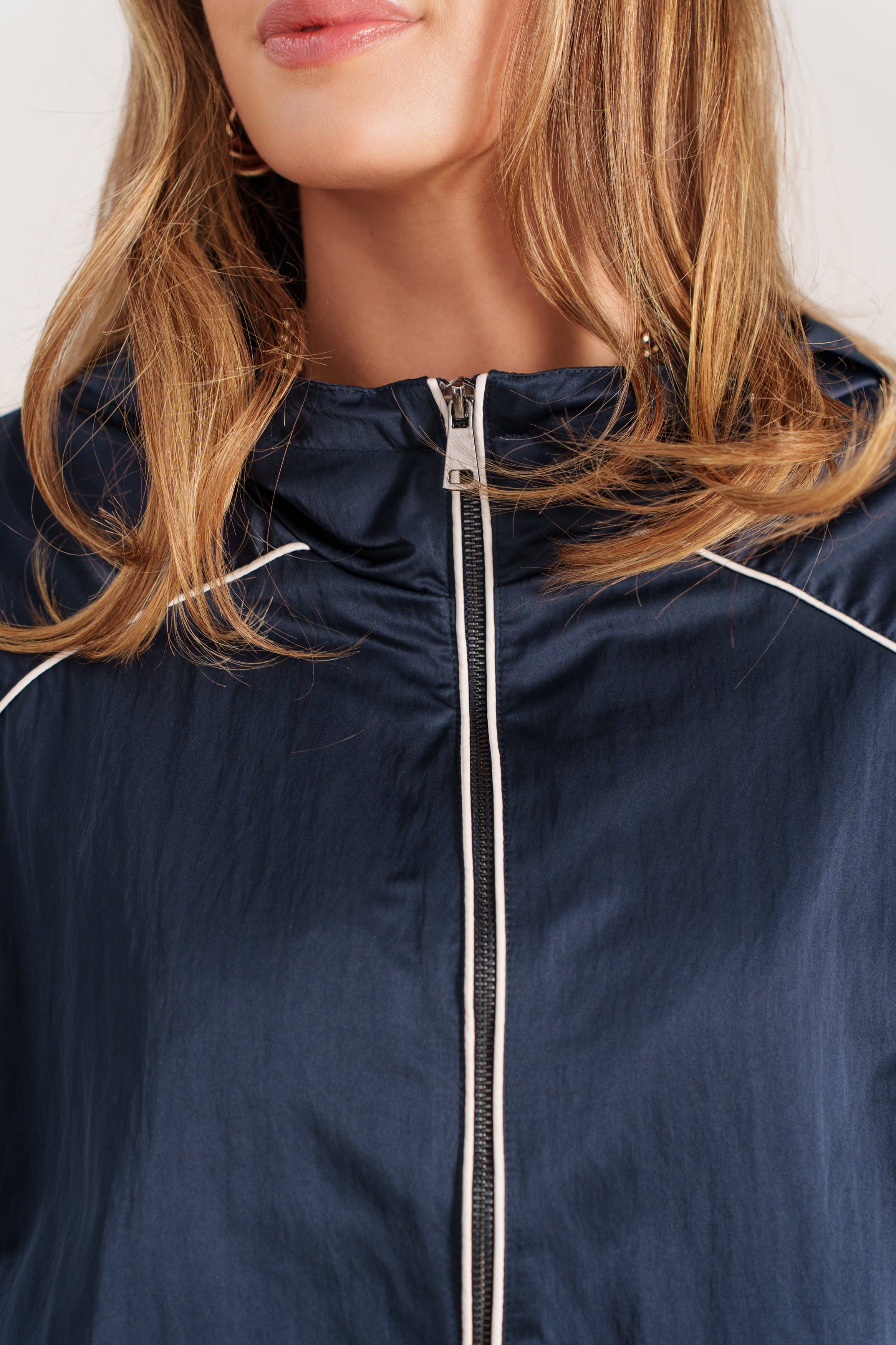 MARIANE blouson bomber court sportswear uni marine femme - Escandelle Paris (portrait lifestyle)
#couleur_marine