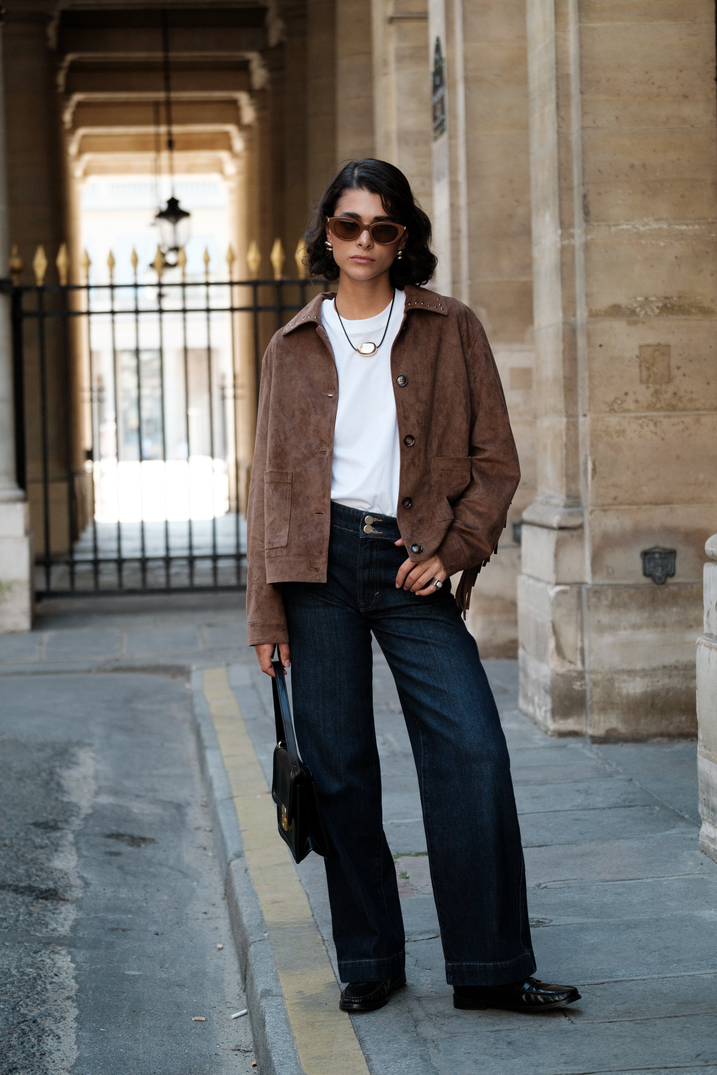 ISOLINE veste courte suédine franges western choco femme - Escandelle Paris (silhouette entière)
#couleur_choco