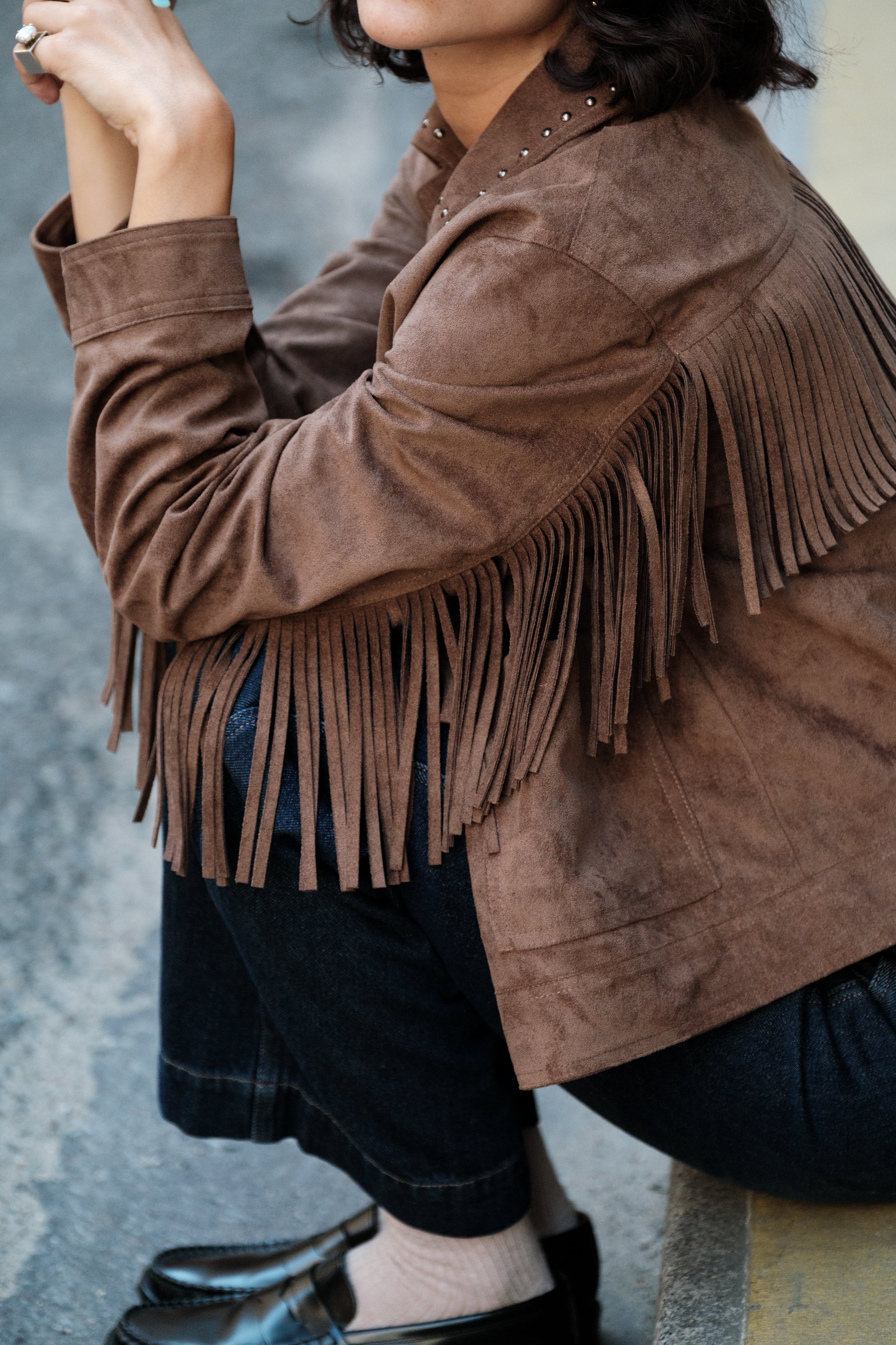 ISOLINE veste courte suédine franges western choco femme - Escandelle Paris (gros plan détails matière)
#couleur_choco