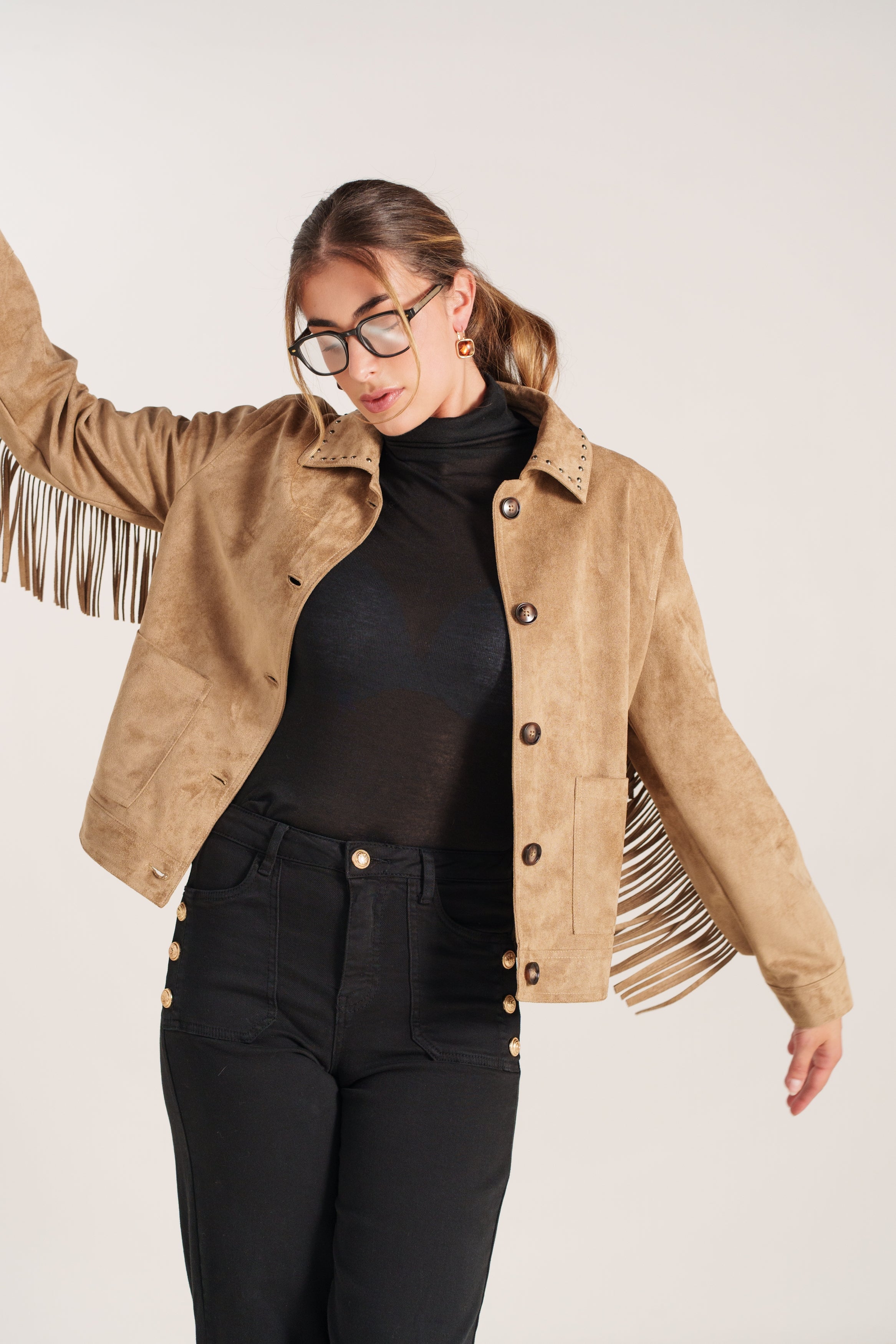 ISOLINE veste courte suédine franges western taupe femme - Escandelle Paris (portrait)
#couleur_taupe