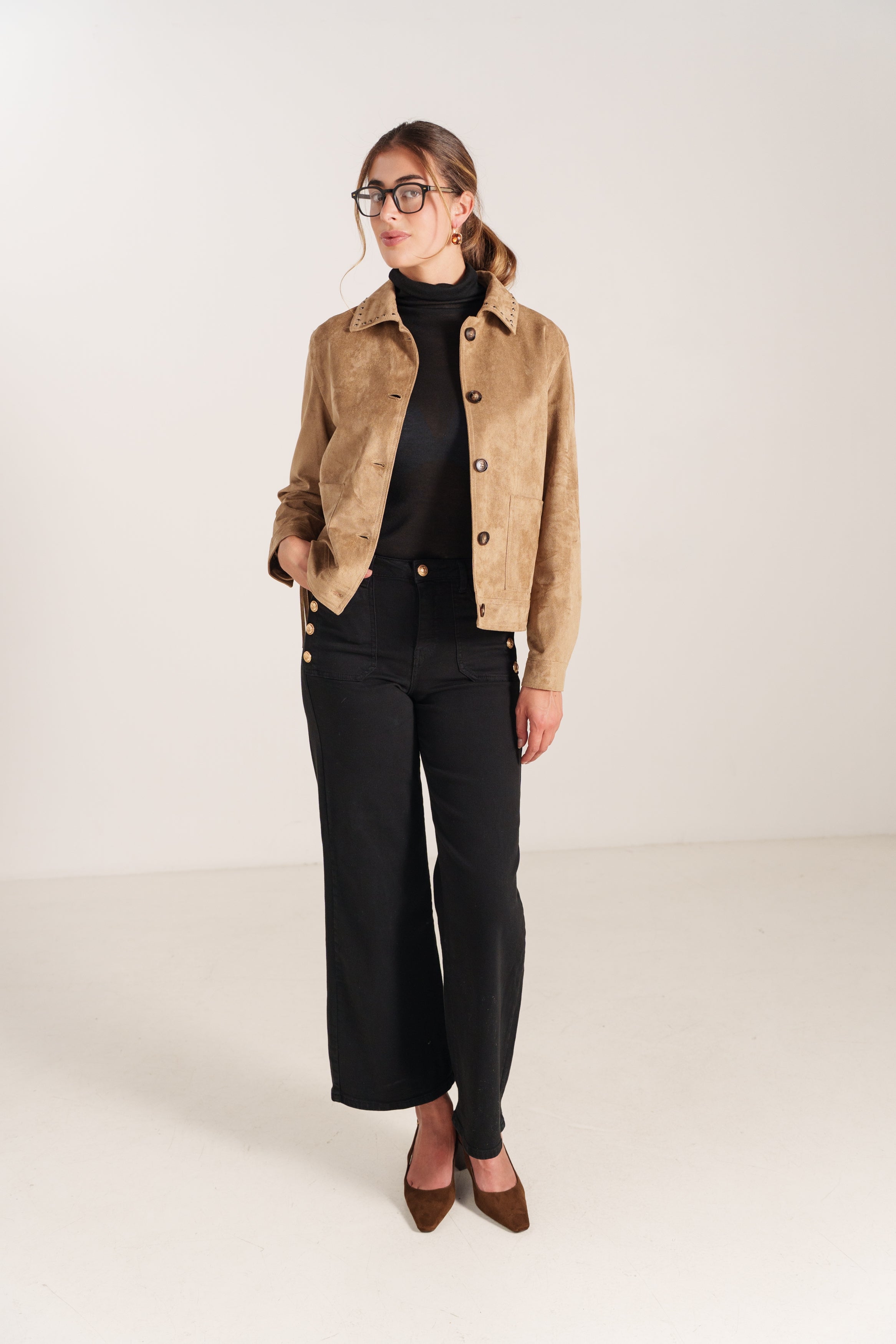 ISOLINE veste courte suédine franges western taupe femme - Escandelle Paris (silhouette entière)
#couleur_taupe