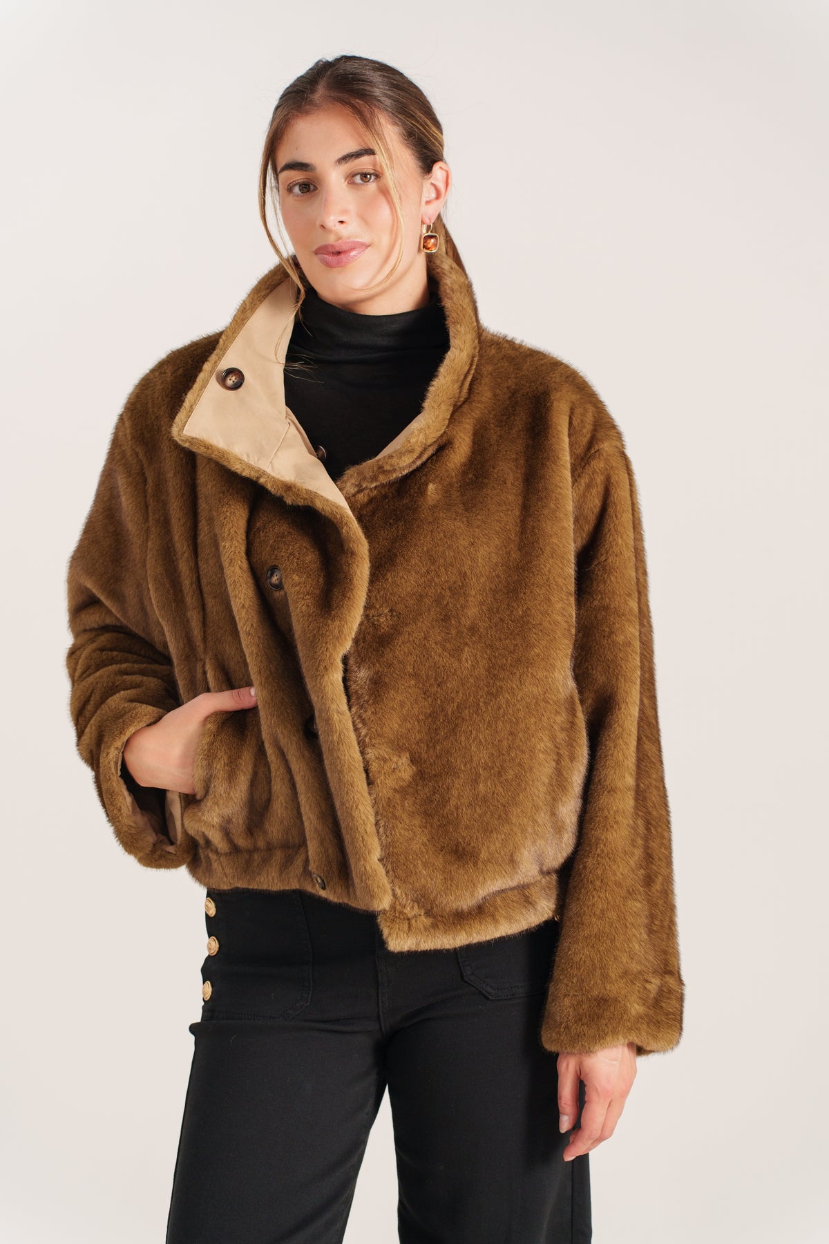 ROSABELLA veste courte coton col fausse fourrure amovible beige femme - Escandelle Paris (silhouette contre mur)
#couleur_beige