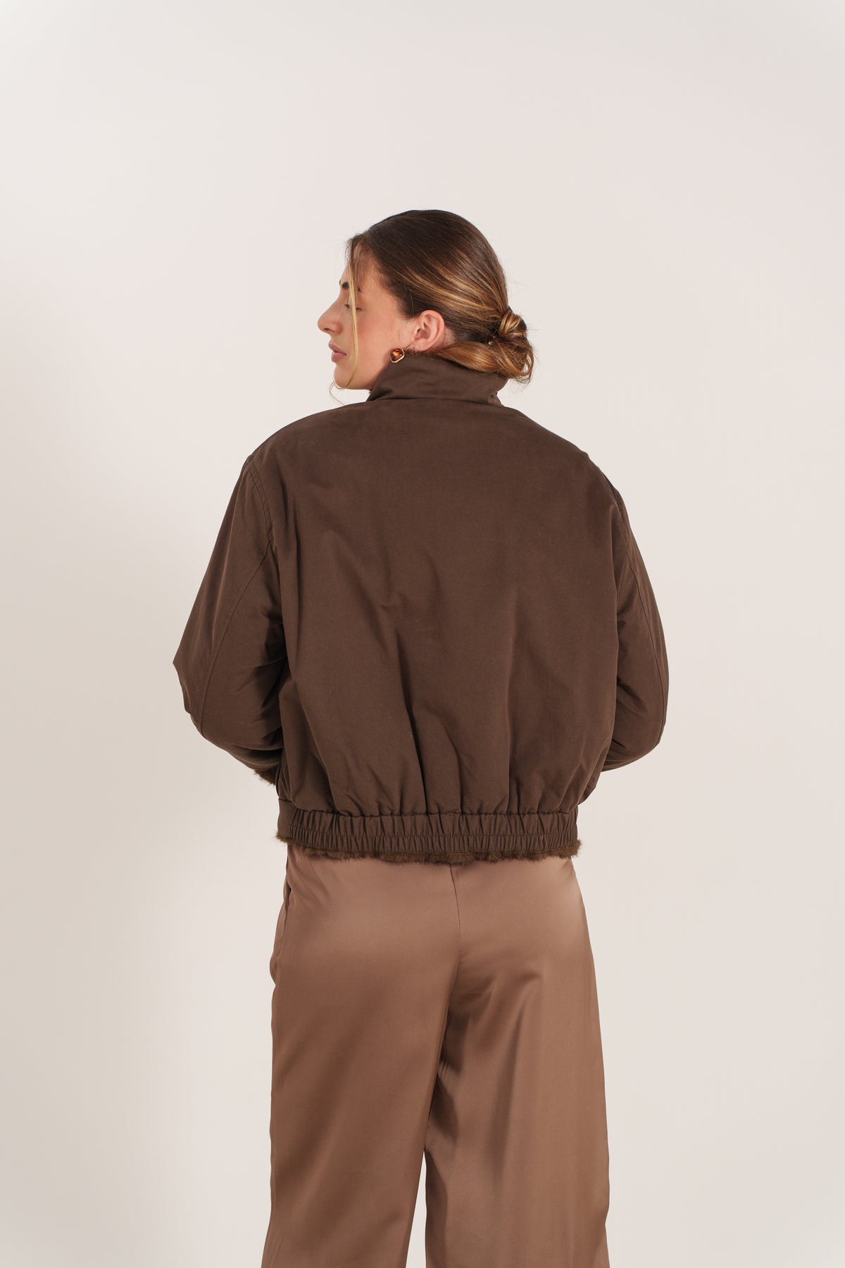 ROSABELLA veste courte coton col fausse fourrure amovible choco femme - Escandelle Paris (dos lifestyle)
#couleur_choco
