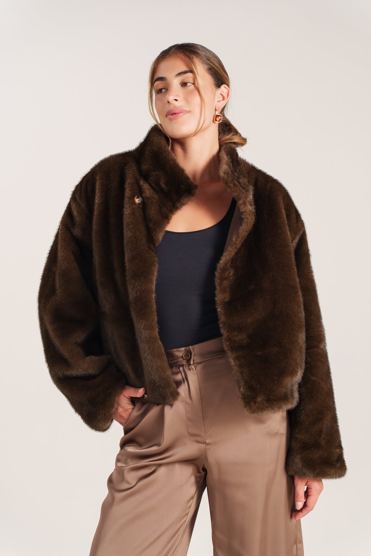 ROSABELLA veste courte coton col fausse fourrure amovible choco femme - Escandelle Paris (silhouette contre mur)
#couleur_choco