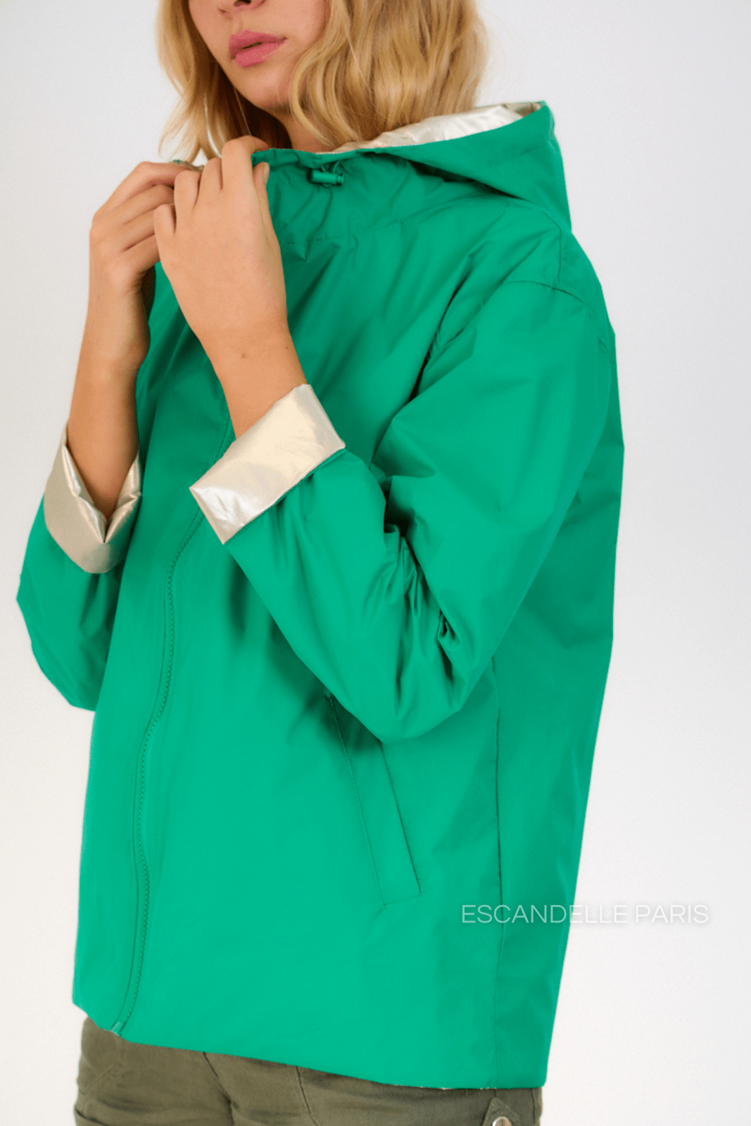 APRIL - Parka Courte Réversible Vert - Escandelle (Gros plan sur les détails et matières)
#couleur_vert