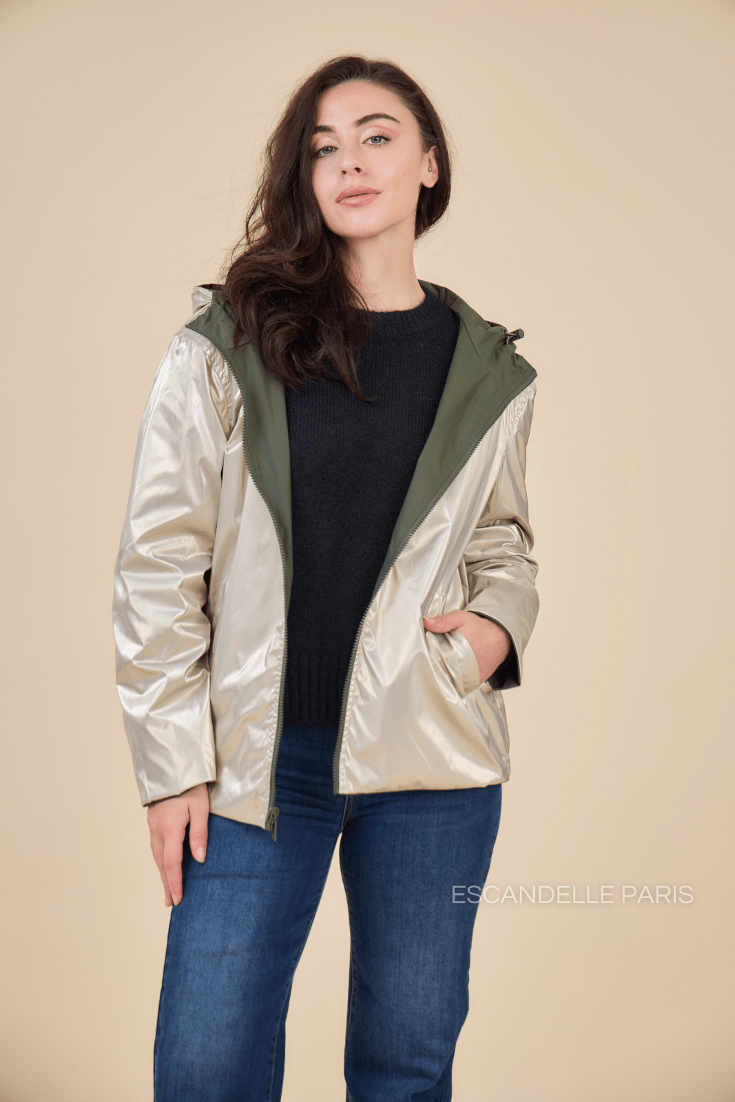 APRIL - Parka Kaki - Escandelle (Vue de face - portrait - parka imperméable réversible côté dorée)
#couleur_kaki