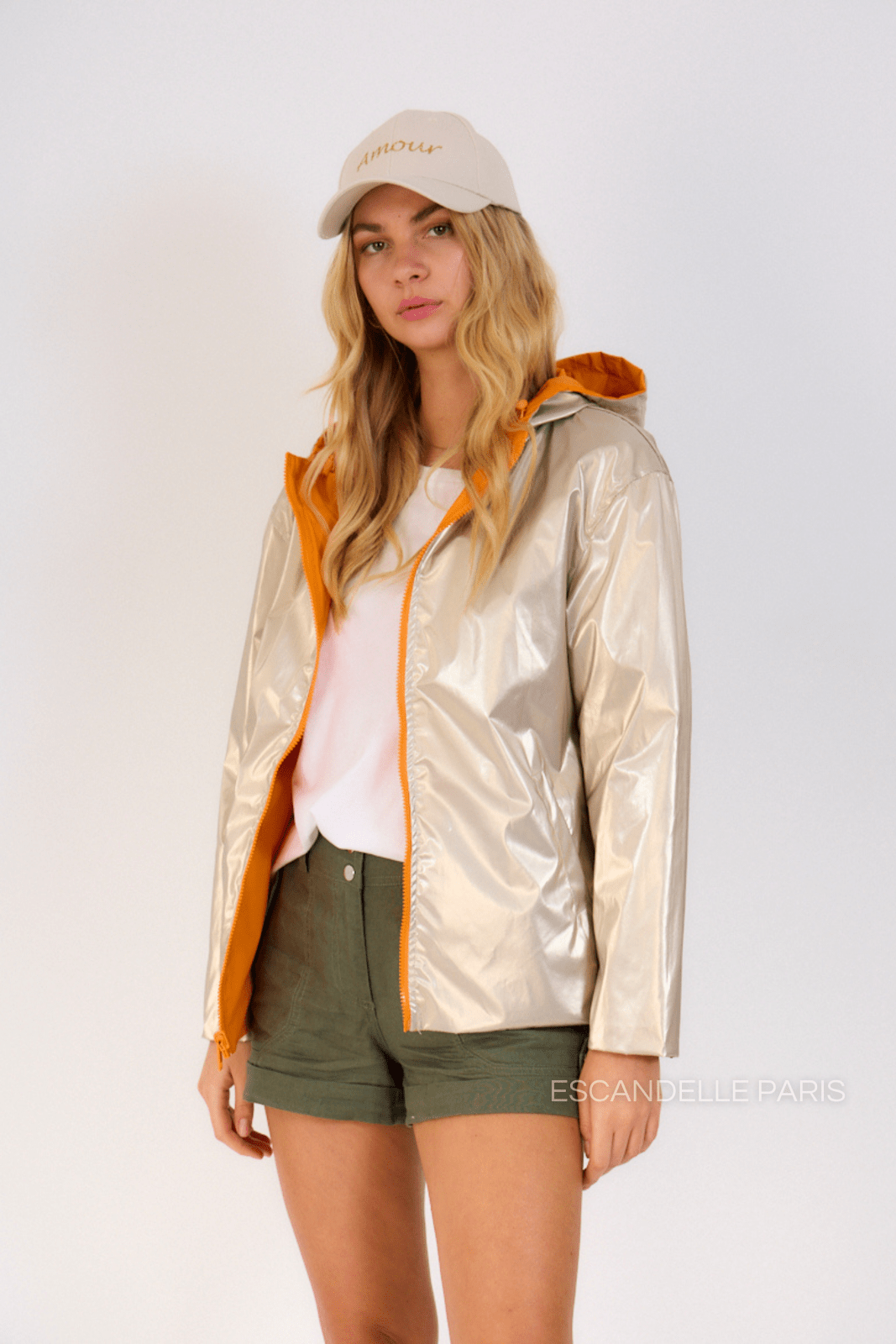 APRIL - Parka Courte Réversible Orange - Escandelle (Vue de face - portrait - parka imperméable réversible côté dorée)
#couleur_orange