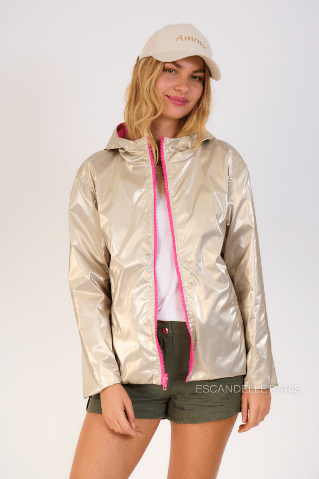 APRIL - Parka Courte Réversible Rose - Escandelle (Vue de face - portrait - parka imperméable réversible côté dorée)
#couleur_rose