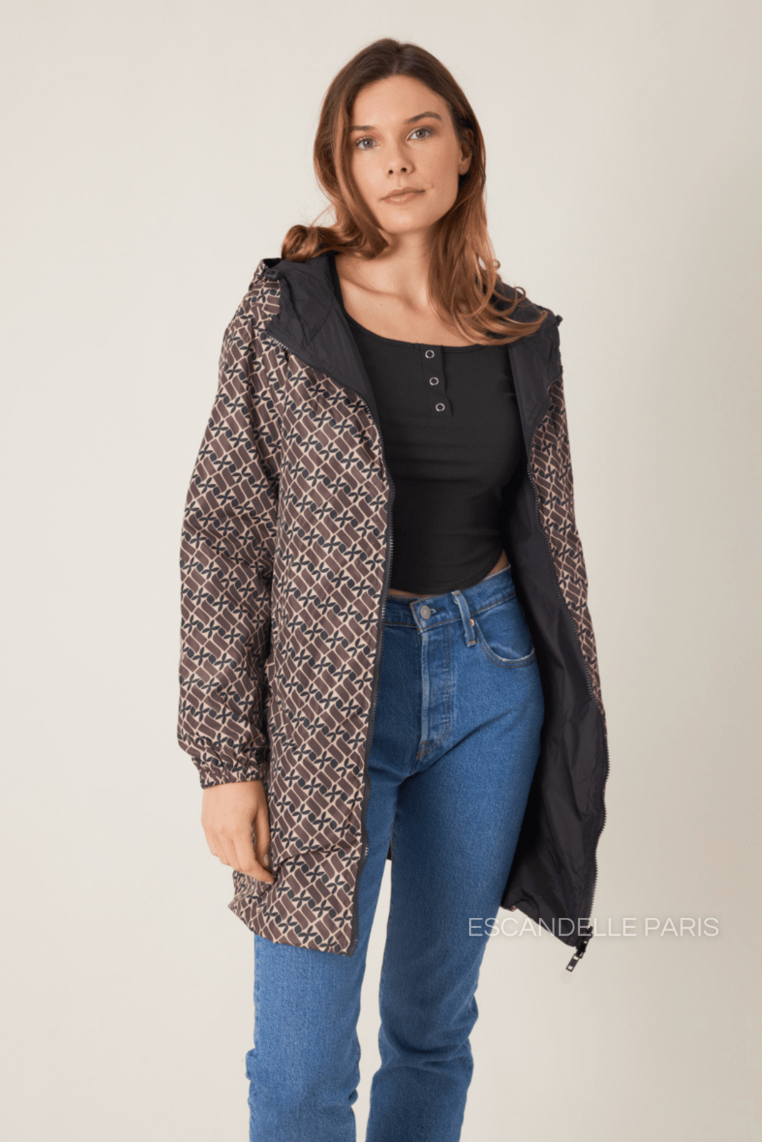 ELINA - Parka Taupe - Escandelle (Vue de face - portrait - parka imperméable réversible à motif - zip ouvert) 
#couleur_taupe