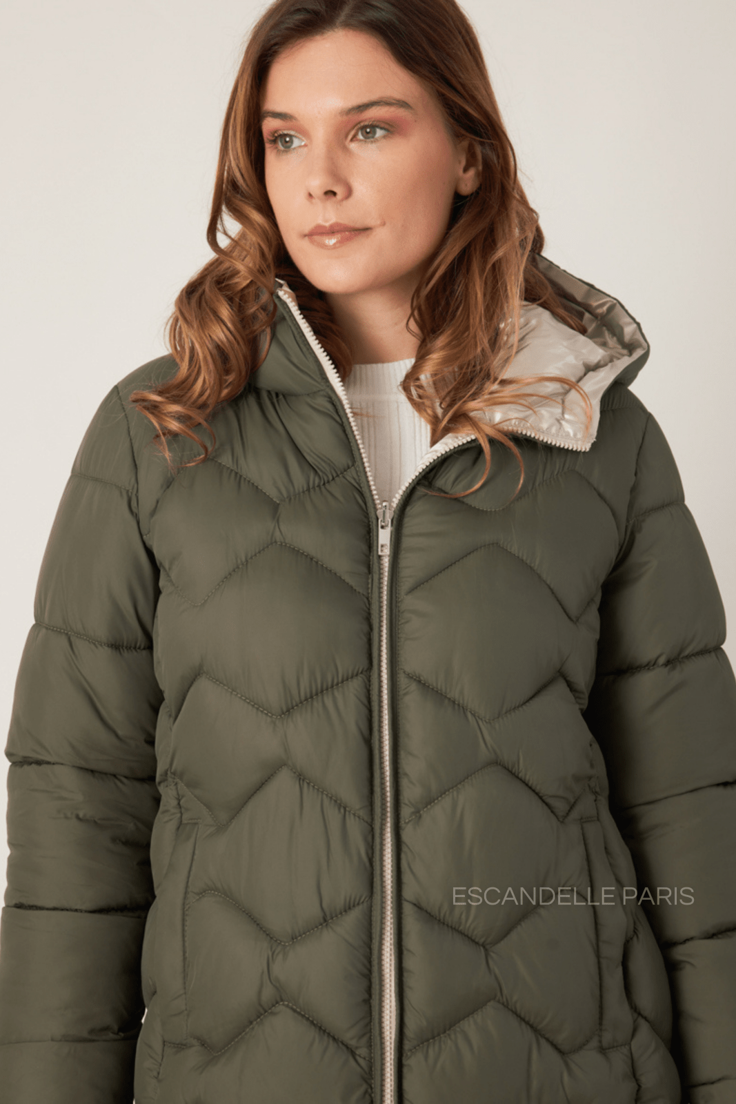 ROMANE - Doudoune Kaki - Escandelle (Gros plan sur les détails et matières)
#couleur_kaki