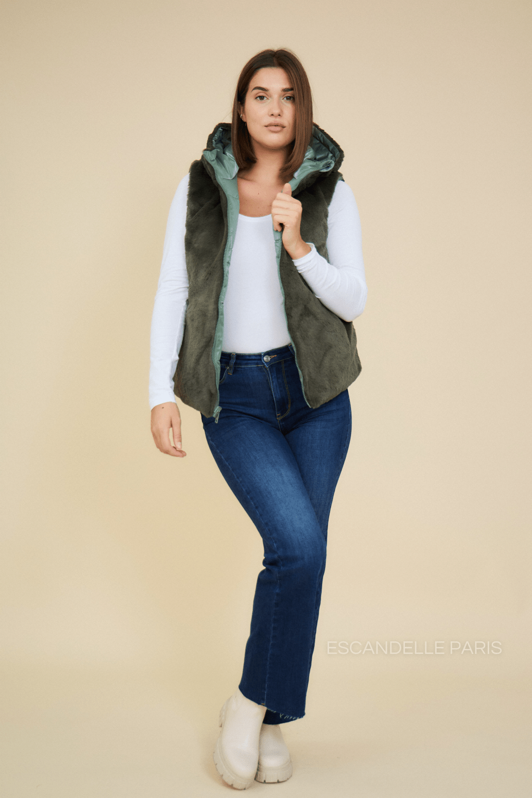 LOU - Doudoune Vert - Escandelle (Vue de face - silhouette entière- côté réversible fourrée)