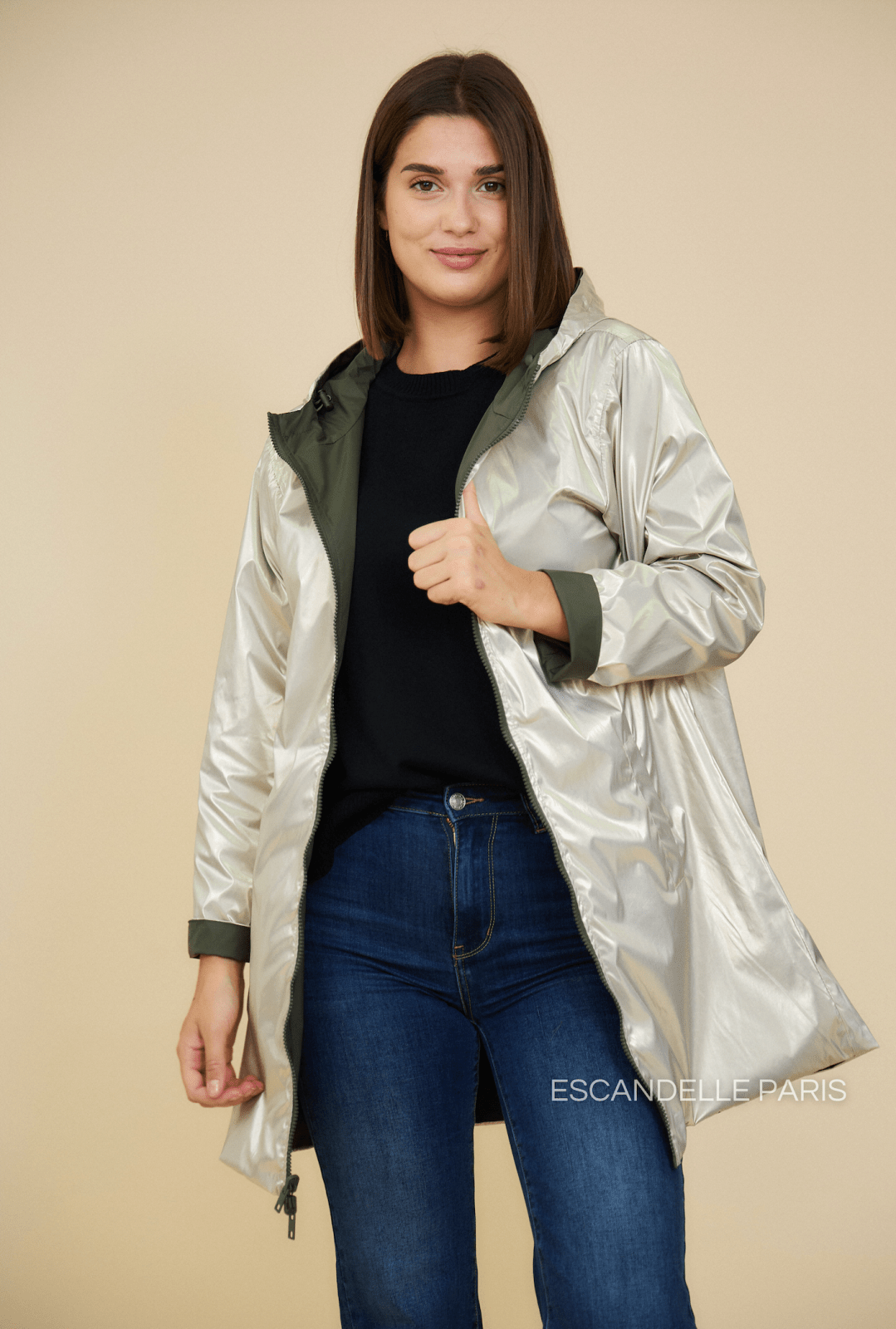 JUNE - Parka Kaki - Escandelle (Vue de face - portrait - côté réversible imperméable doré) 
#couleur_kaki