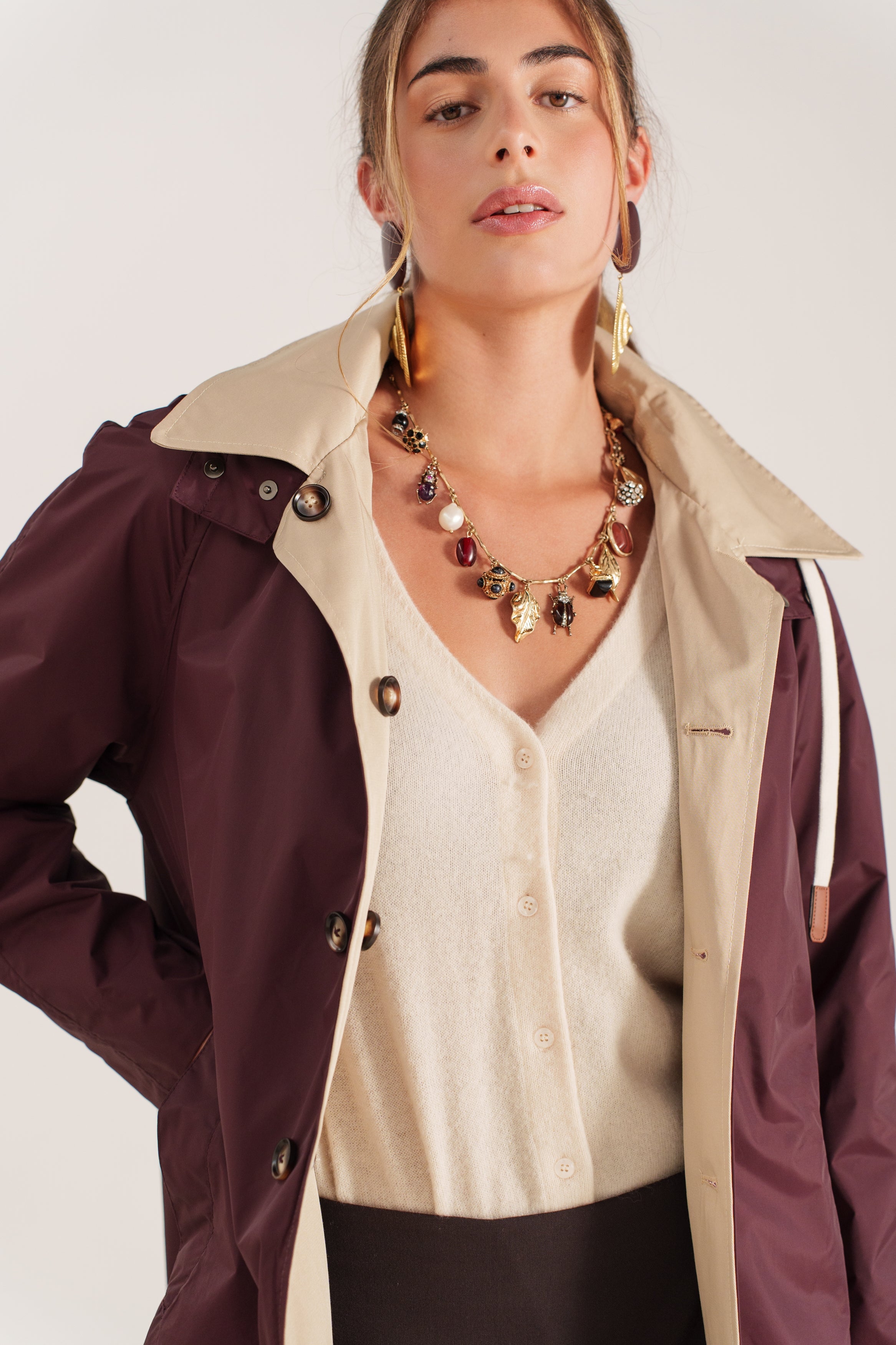 MARCELLIA parka mi-longue déperlante réversible capuche boutonnée bordeaux femme - Escandelle Paris (gros plan col)
#couleur_bordeaux