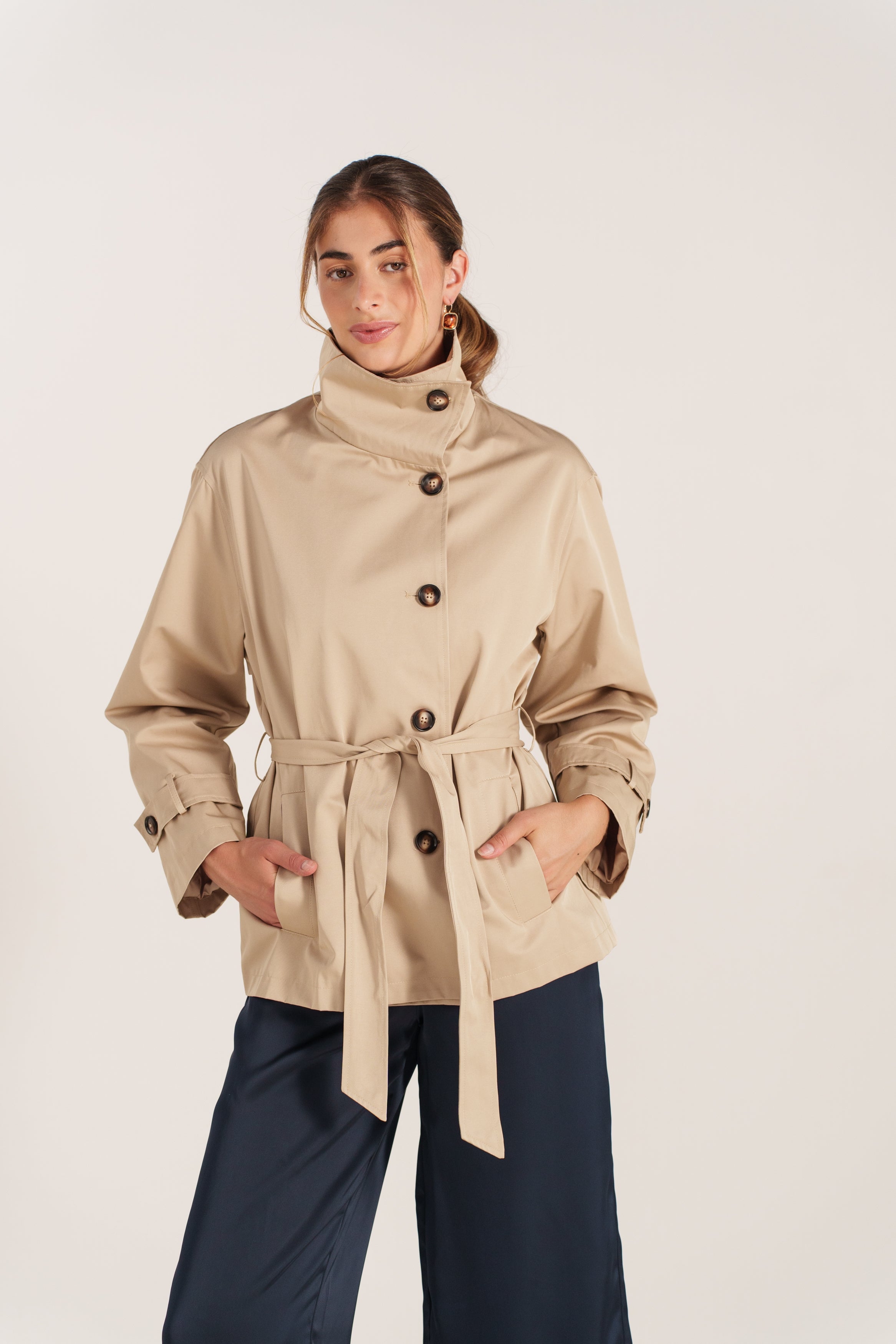 FABIANA trench court fluide col montant ceinturé asymétrique beige femme - Escandelle Paris (silhouette entière)
#couleur_beige
