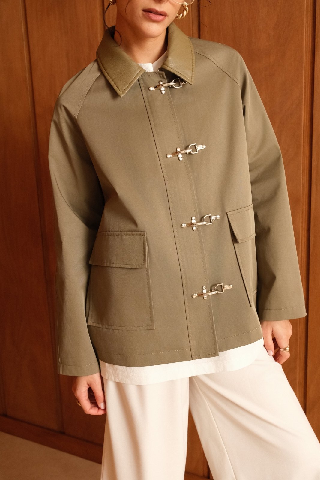 SERELLE - Veste Kaki - Escandelle (Gros plan sur les détails et matières)
#couleur_kaki