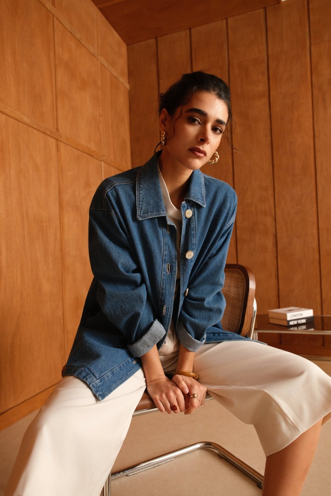 GABRIEL - Veste Bleu - Escandelle (Vue de face - portrait - assise sur une chaise)