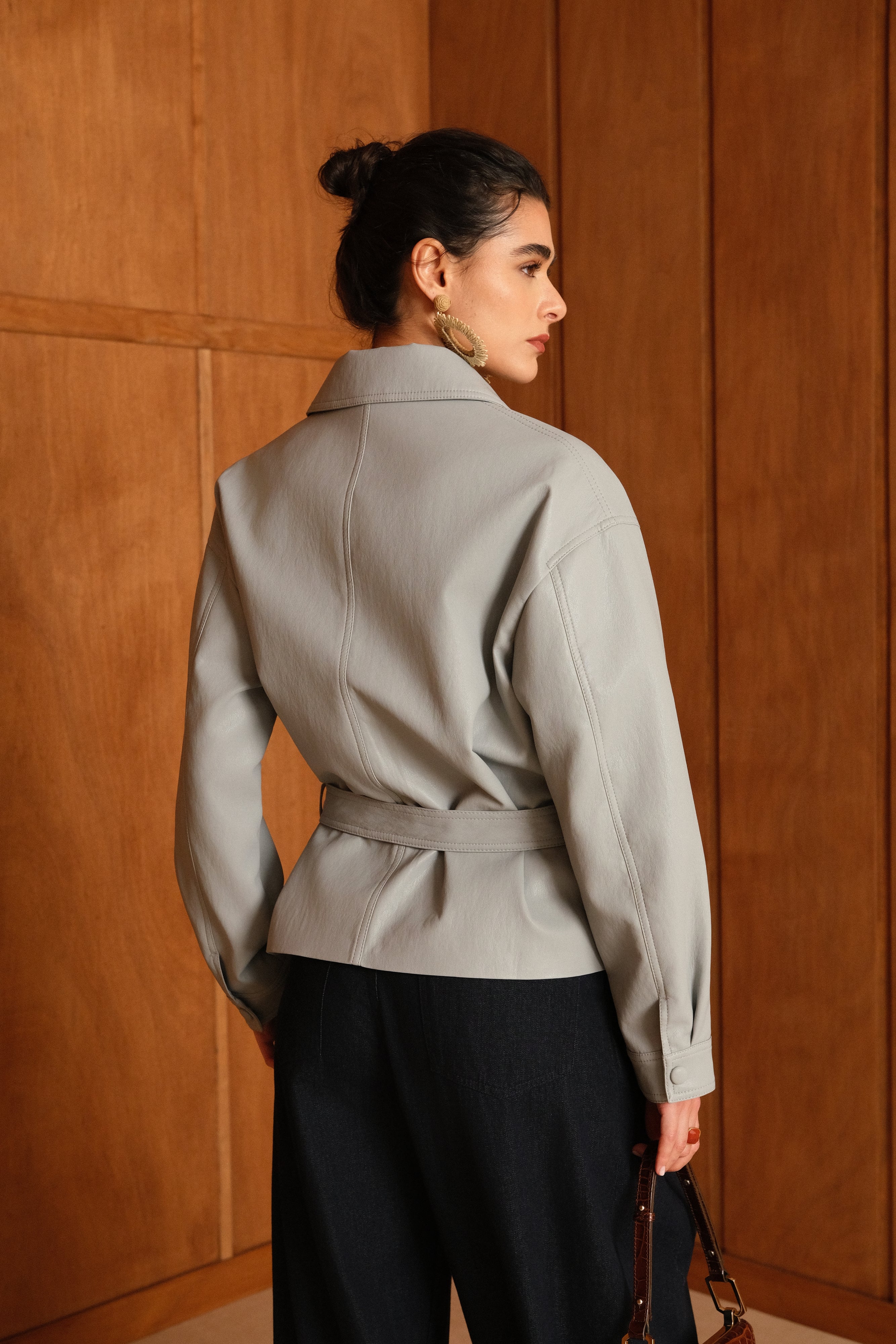 veste en similicuir à ceinture, col français, poches plaquées à rabats boutonnées poitrine, boutonnière avant boutons pressions, dos
#couleur_ciel