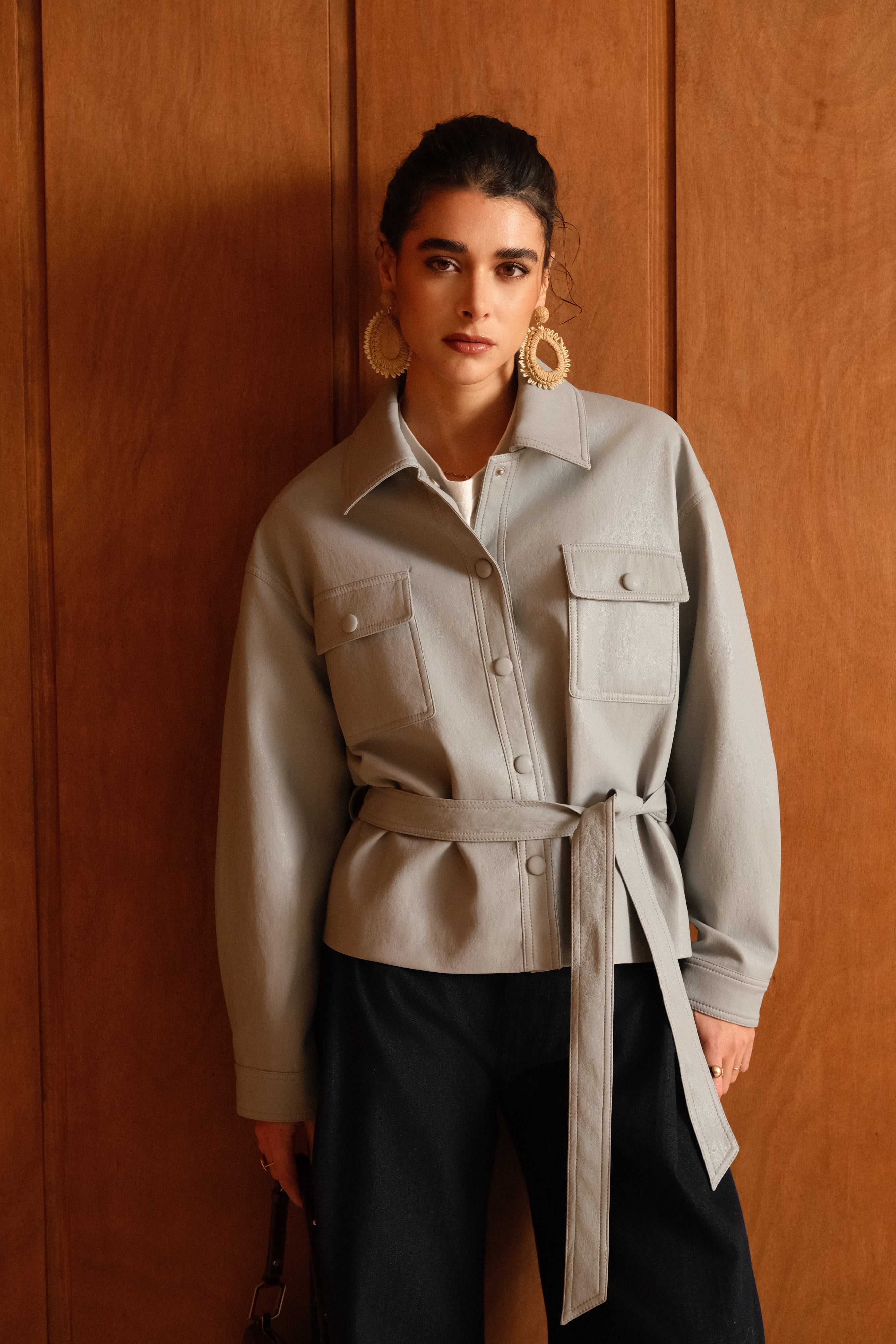 veste en similicuir à ceinture, col français, poches plaquées à rabats boutonnées poitrine, boutonnière avant boutons pressions, devant
#couleur_ciel