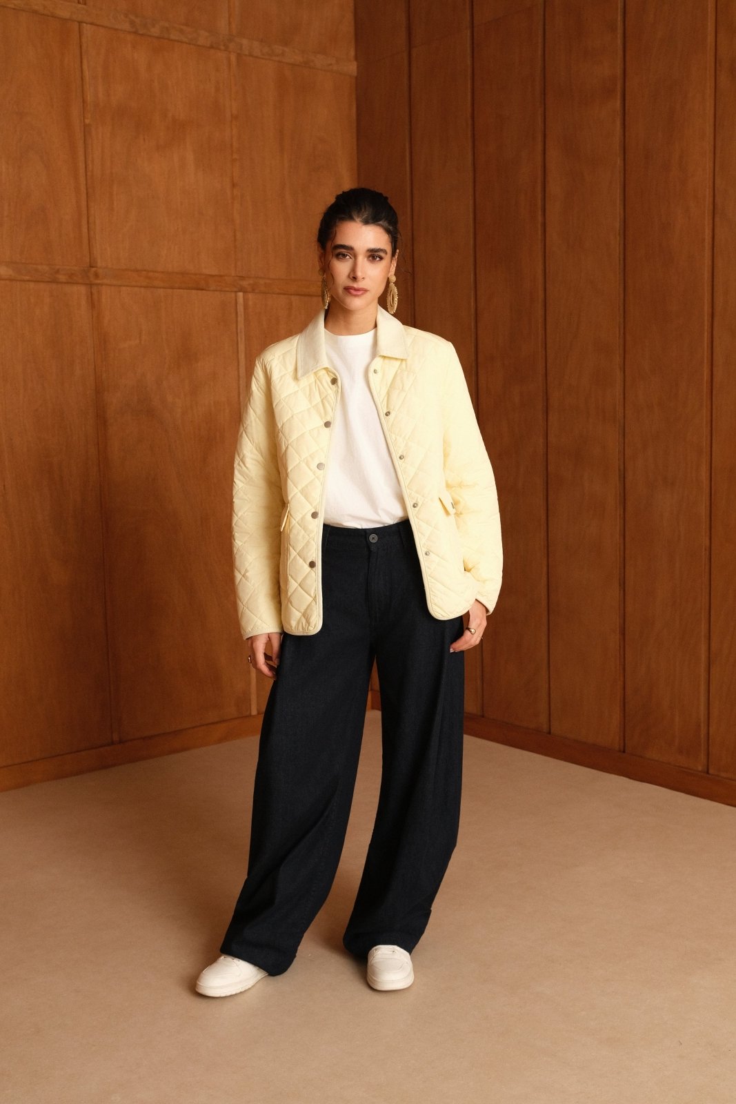 RAVELLE - Veste Jaune - Escandelle (Vue de face - silhouette entière) 
#couleur_jaune