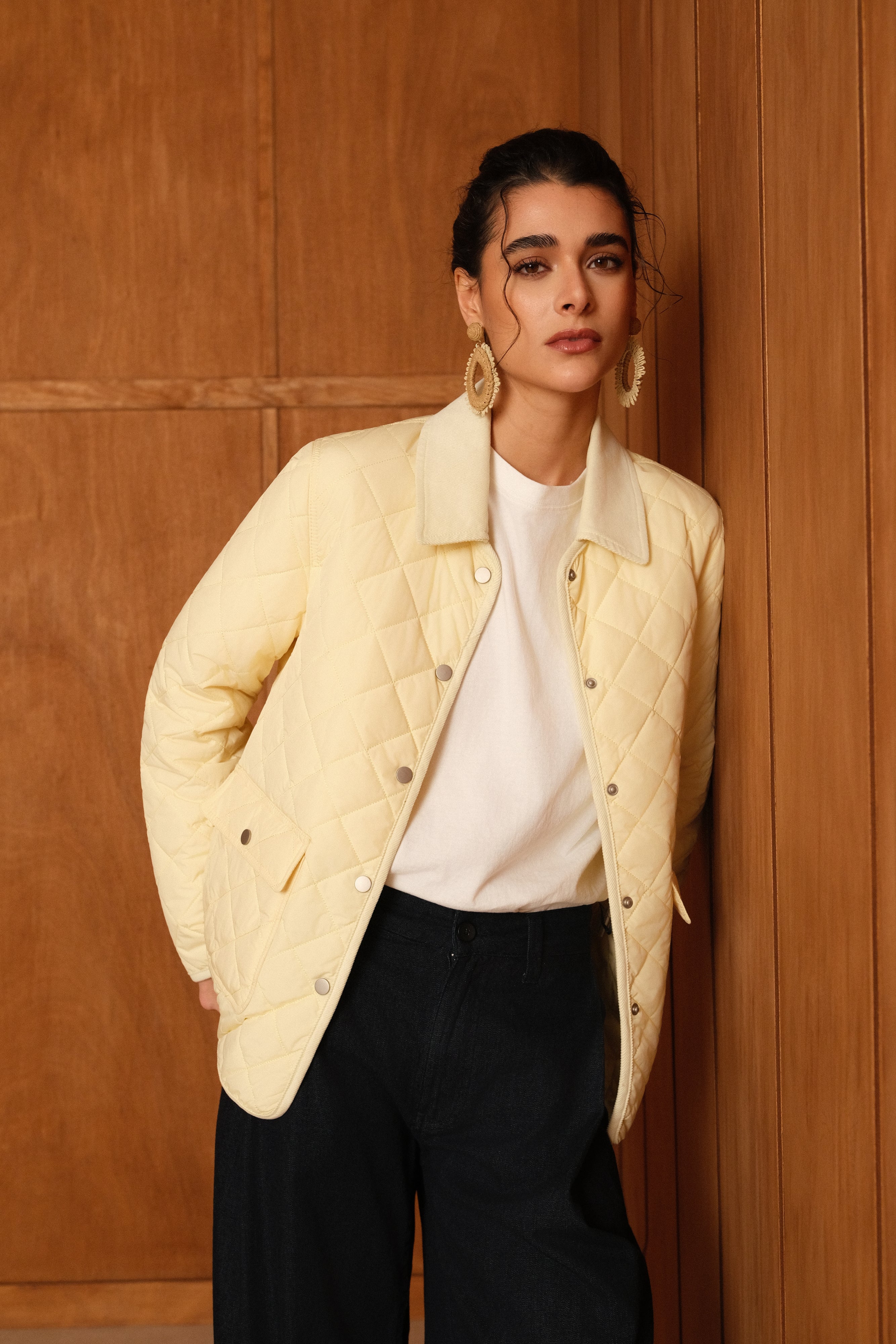 veste matelassée boutonnées, bi-matière, col français, poches plaquées à rabats et bouton pression, devant
#couleur_jaune