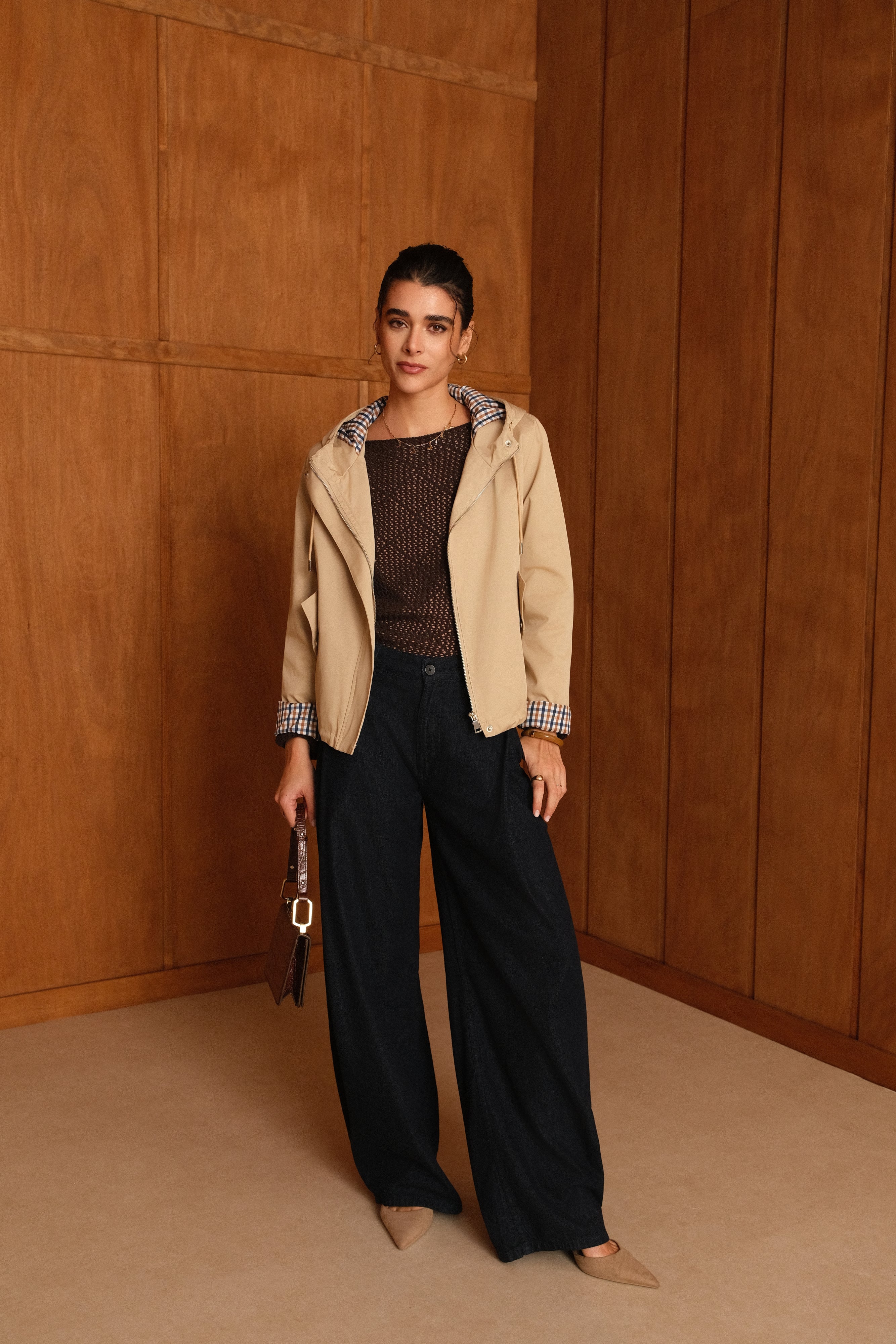 veste coton imperméable à capuche cordons, doublure à carreaux, poches à rabats et bouton pression, fermeture à glissière métallique cachée, bas avec élastique, devant
#couleur_beige