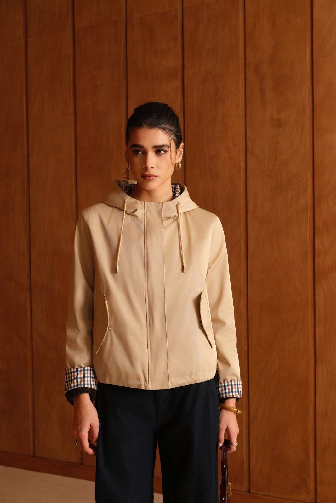 AMIRA - Parka Beige - Escandelle (Vue de face - portrait - parka zip fermé) #couleur_beige