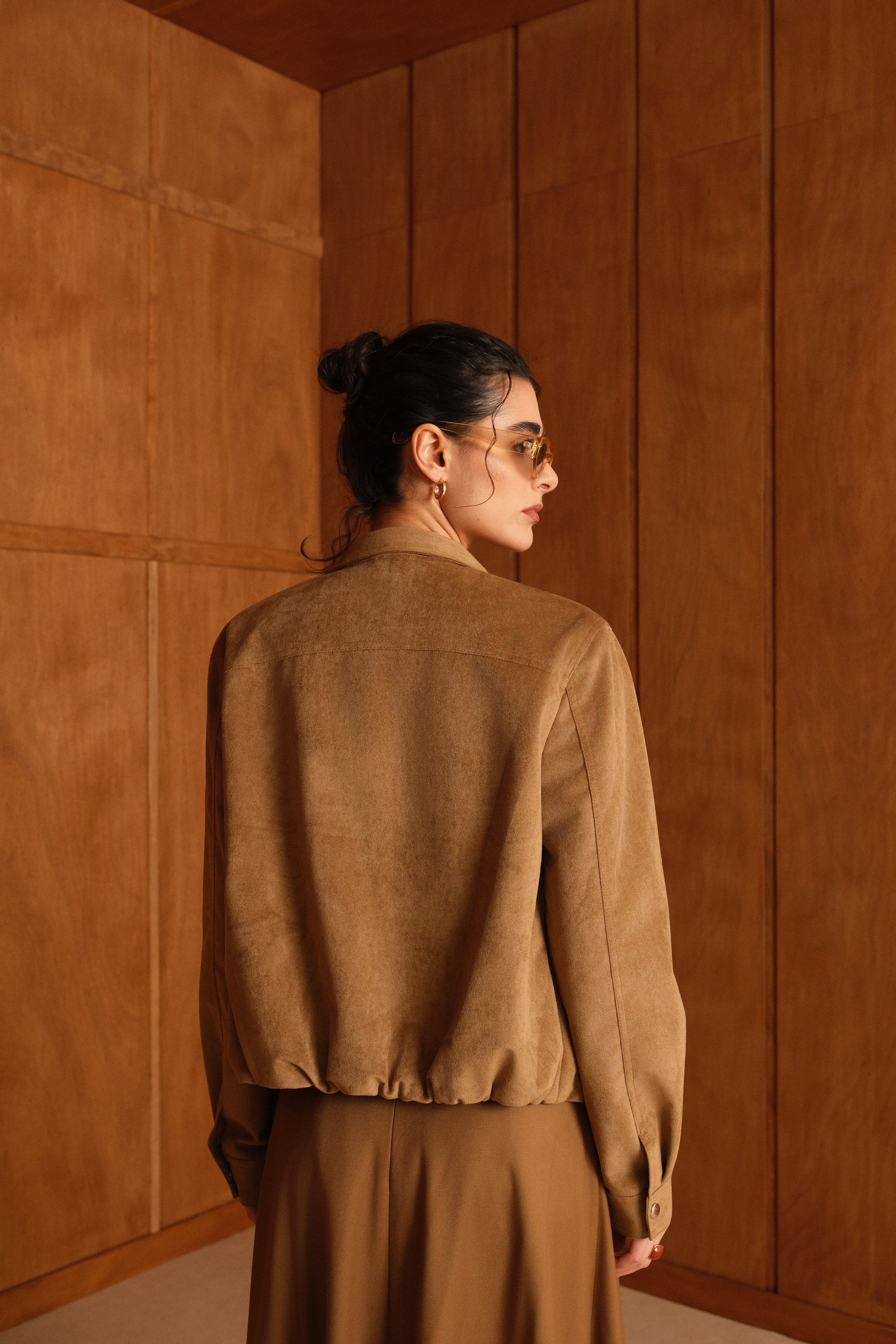 veste en suédine simple, col montant, fermeture à glissière métallique cachée, dos
#couleur_camel