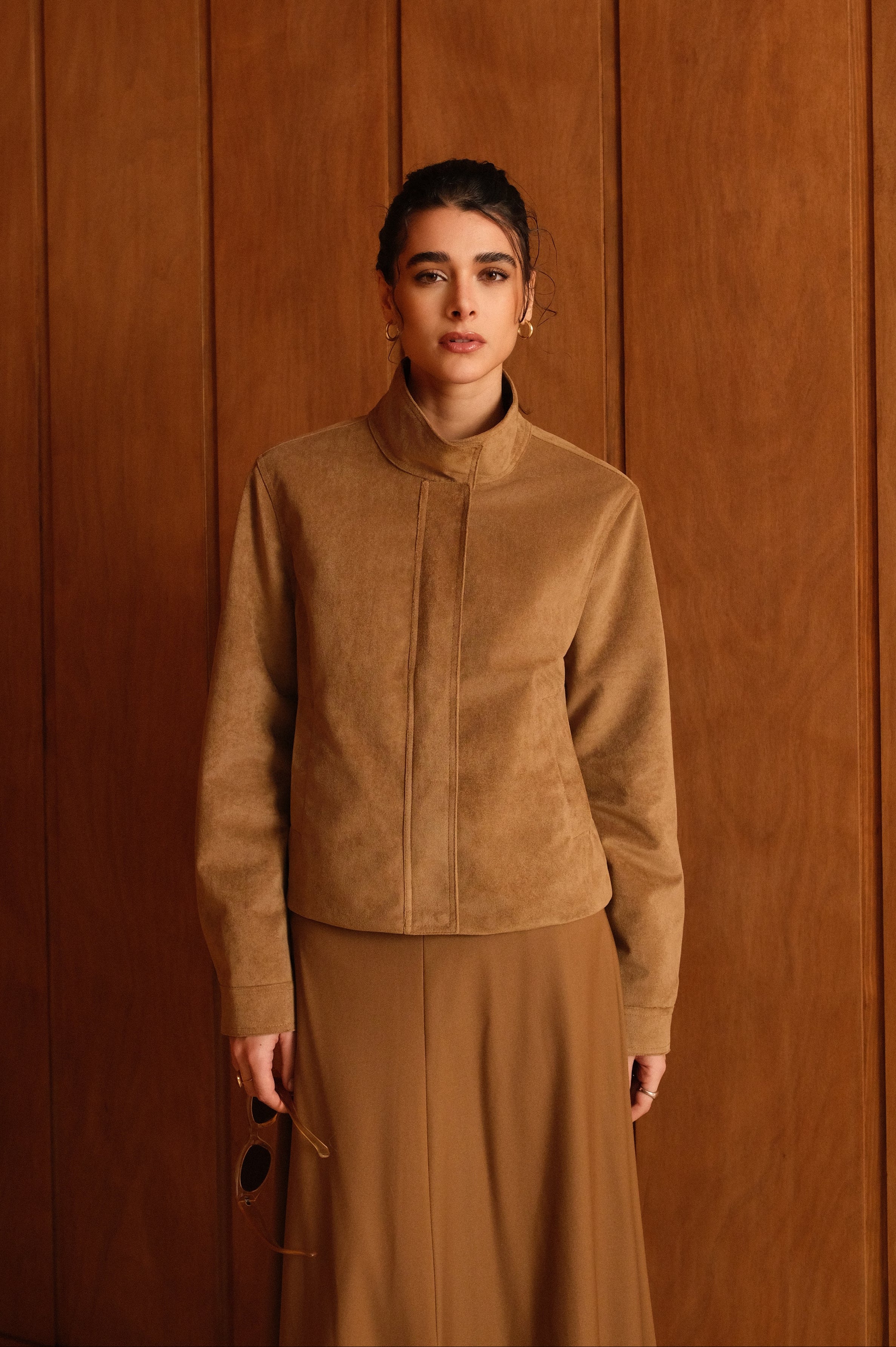 veste en suédine simple, col montant, fermeture à glissière métallique cachée, devant
#couleur_camel