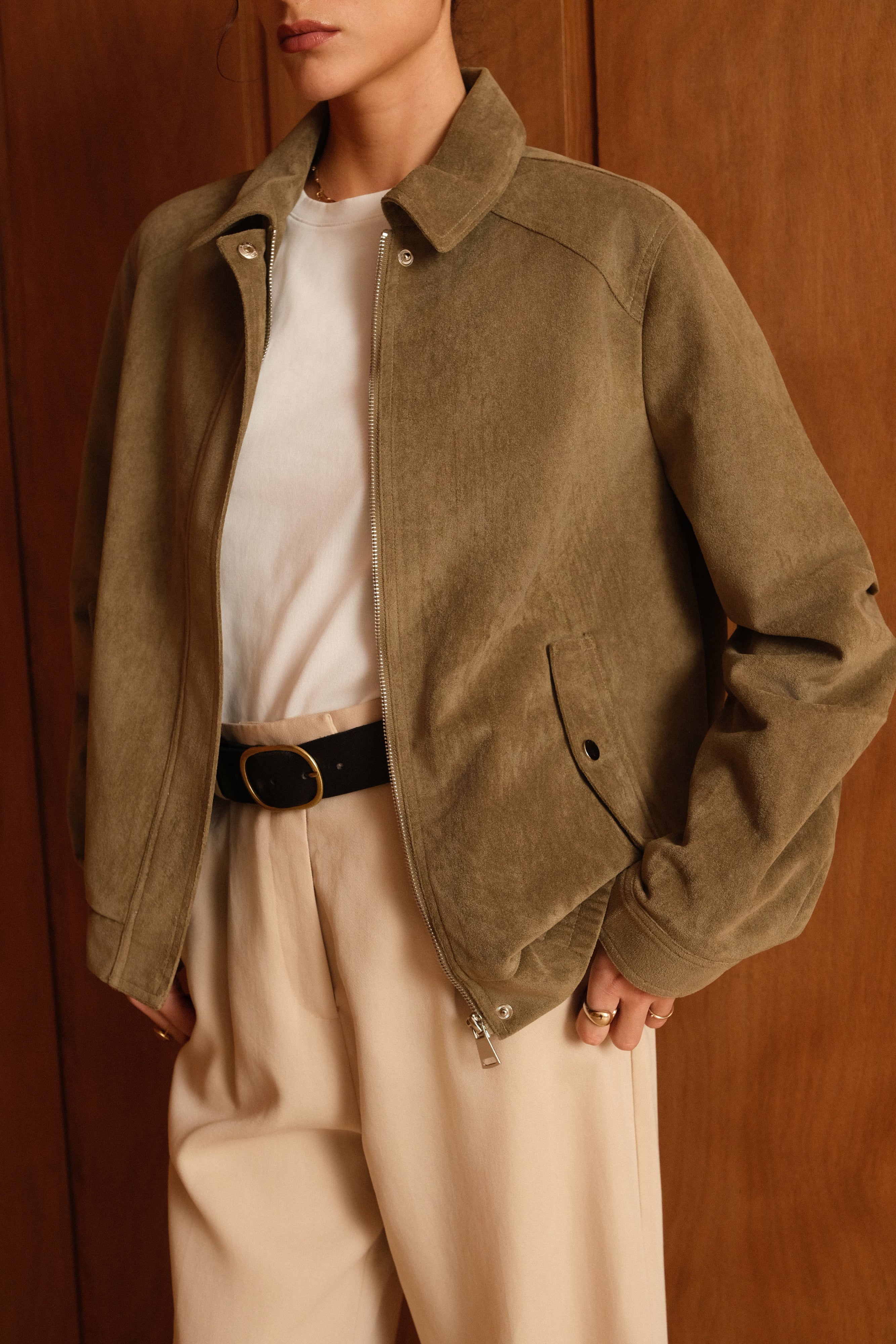 veste en suédine avec empiècement haut devant, col français, fermeture à glissière métallique cachée, poches à rabats et boutons pression, bas de veste élastique, zoom devant
#couleur_kaki 