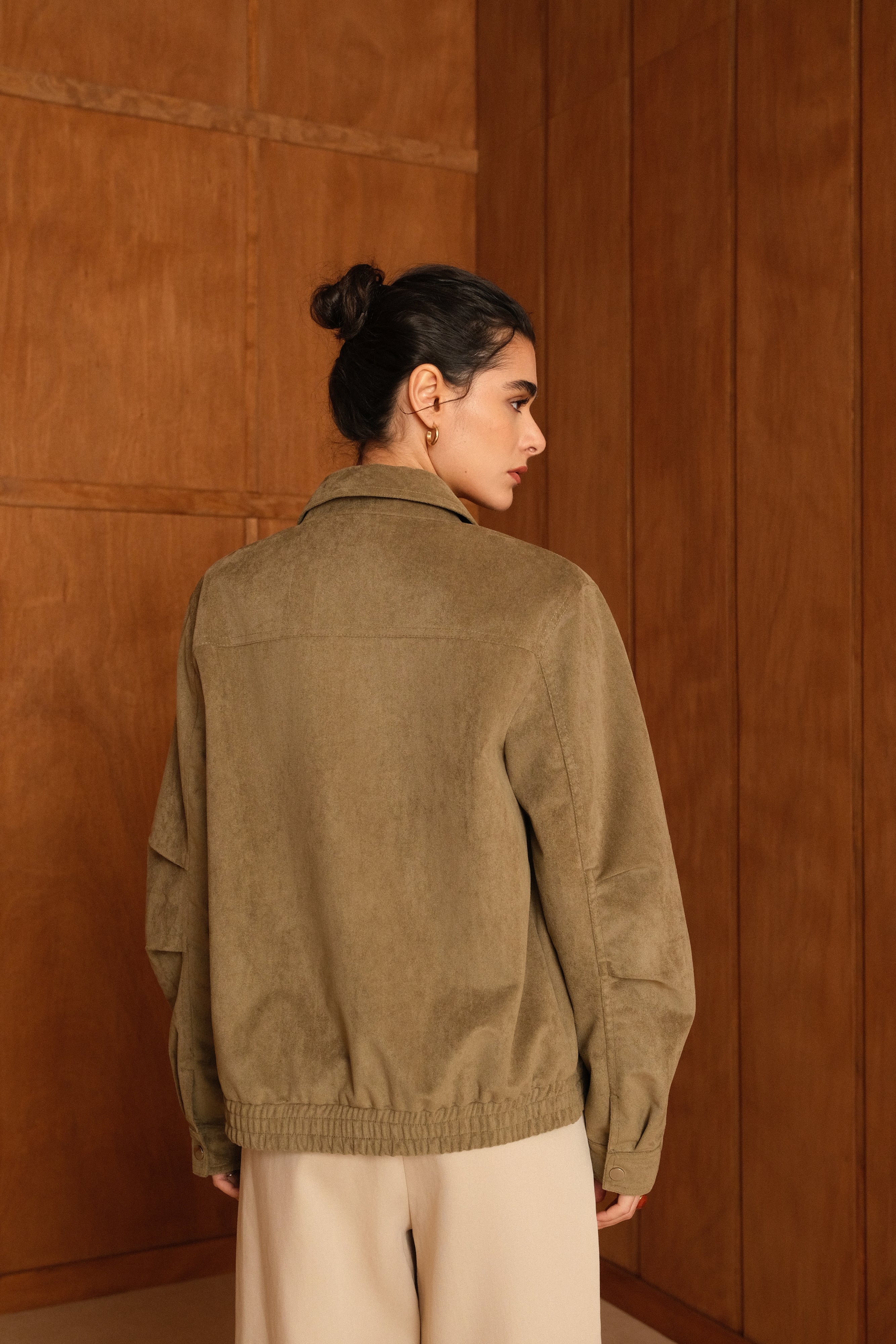 veste en suédine avec empiècement haut devant, col français, fermeture à glissière métallique cachée, poches à rabats et boutons pression, bas de veste élastique, dos
#couleur_kaki 