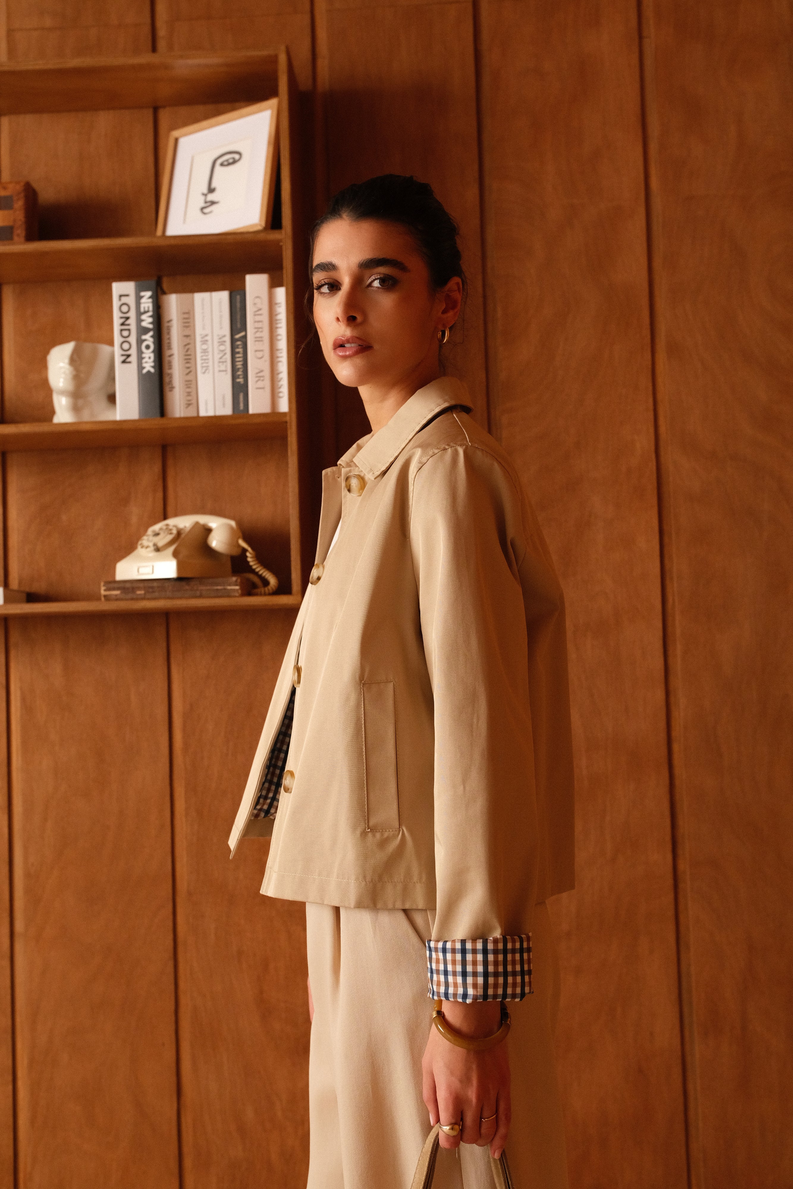 Veste en coton déperlante, doublure à carreaux, col français et fermeture à glissière, poches raglans, côté
#couleur_beige