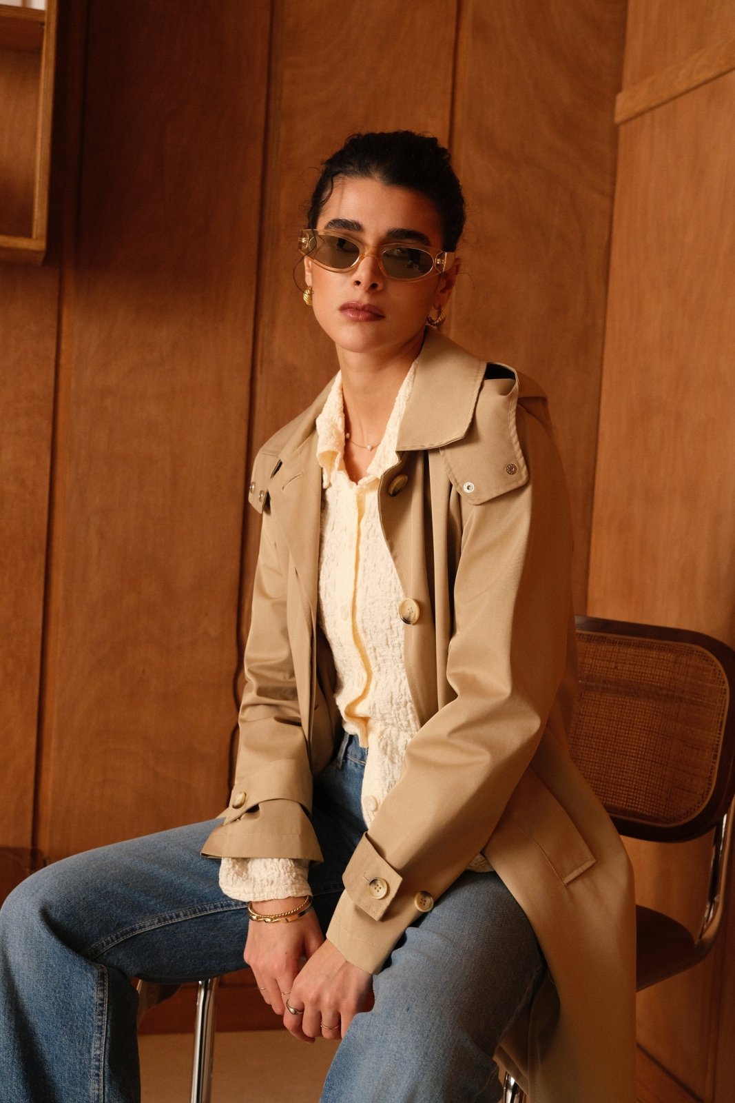 SELENA - Trench Beige - Escandelle (Vue de face - portrait - assise sur une chaise) 
#couleur_beige