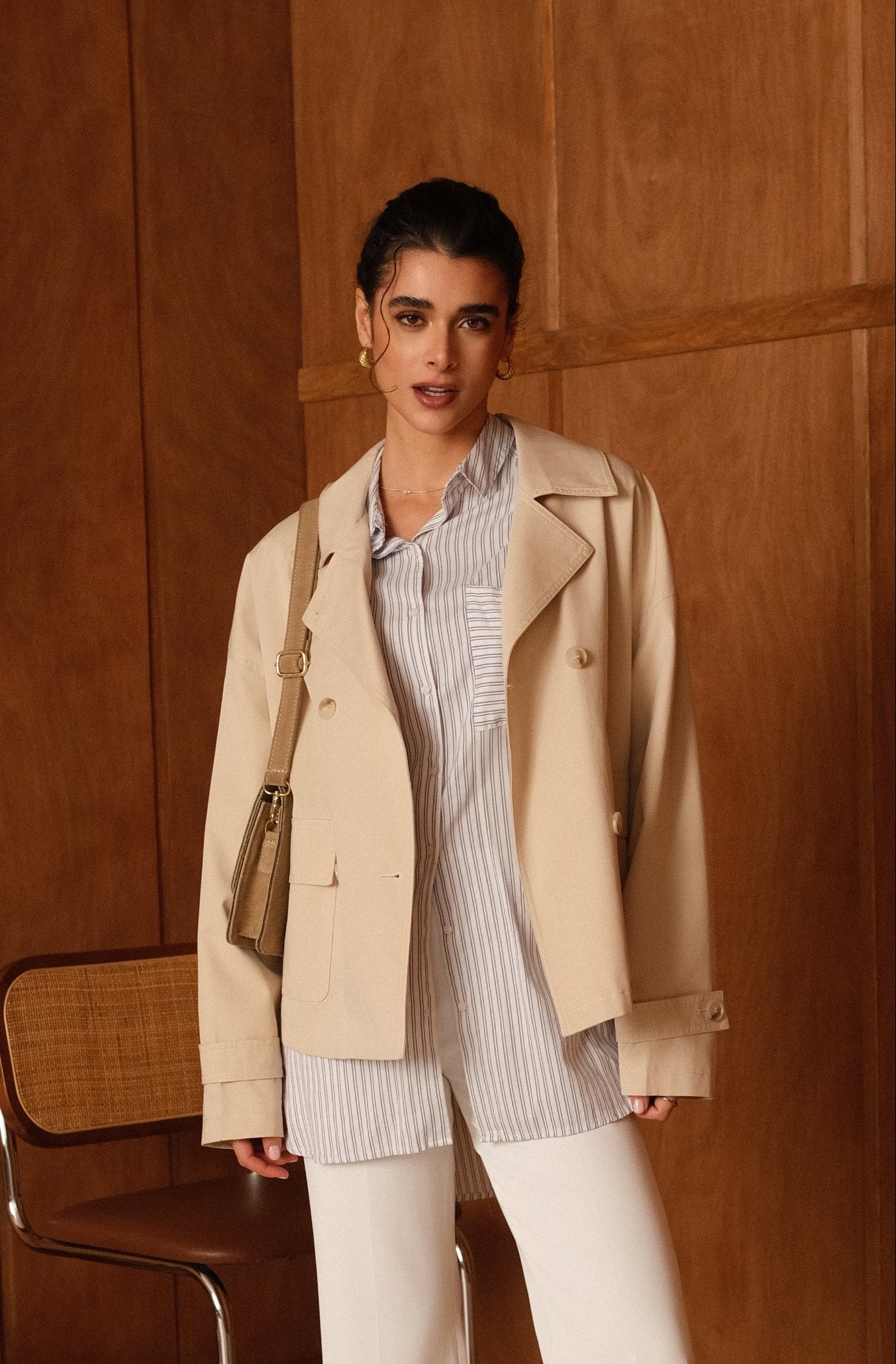 veste trench à boutons et col à revers, poches plaquées à rabats, pattes de serrage décoratives poignets, devant 
#couleur_beige