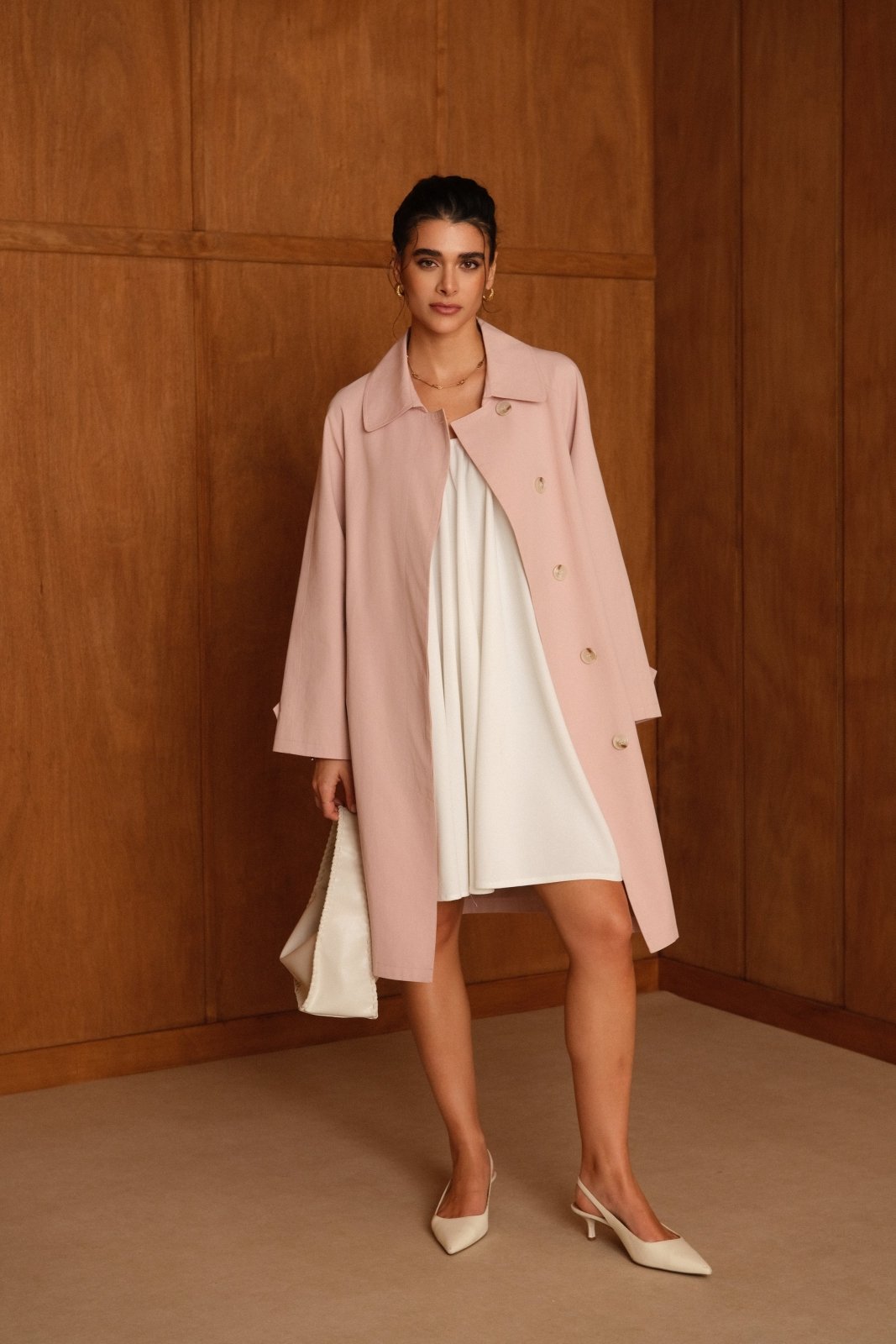 AMILIA - Trench Rose - Escandelle (Vue de face - silhouette entière - trench bouton ouvert) 
#couleur_rose